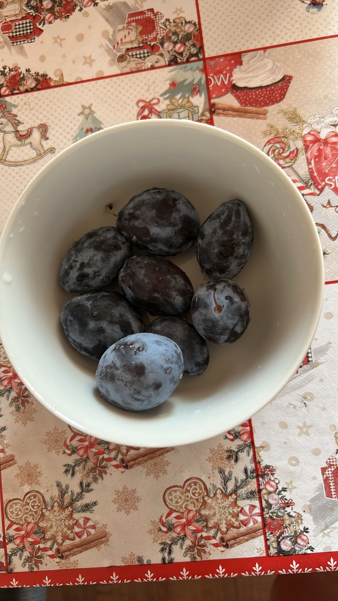 Prune proaspete în bol