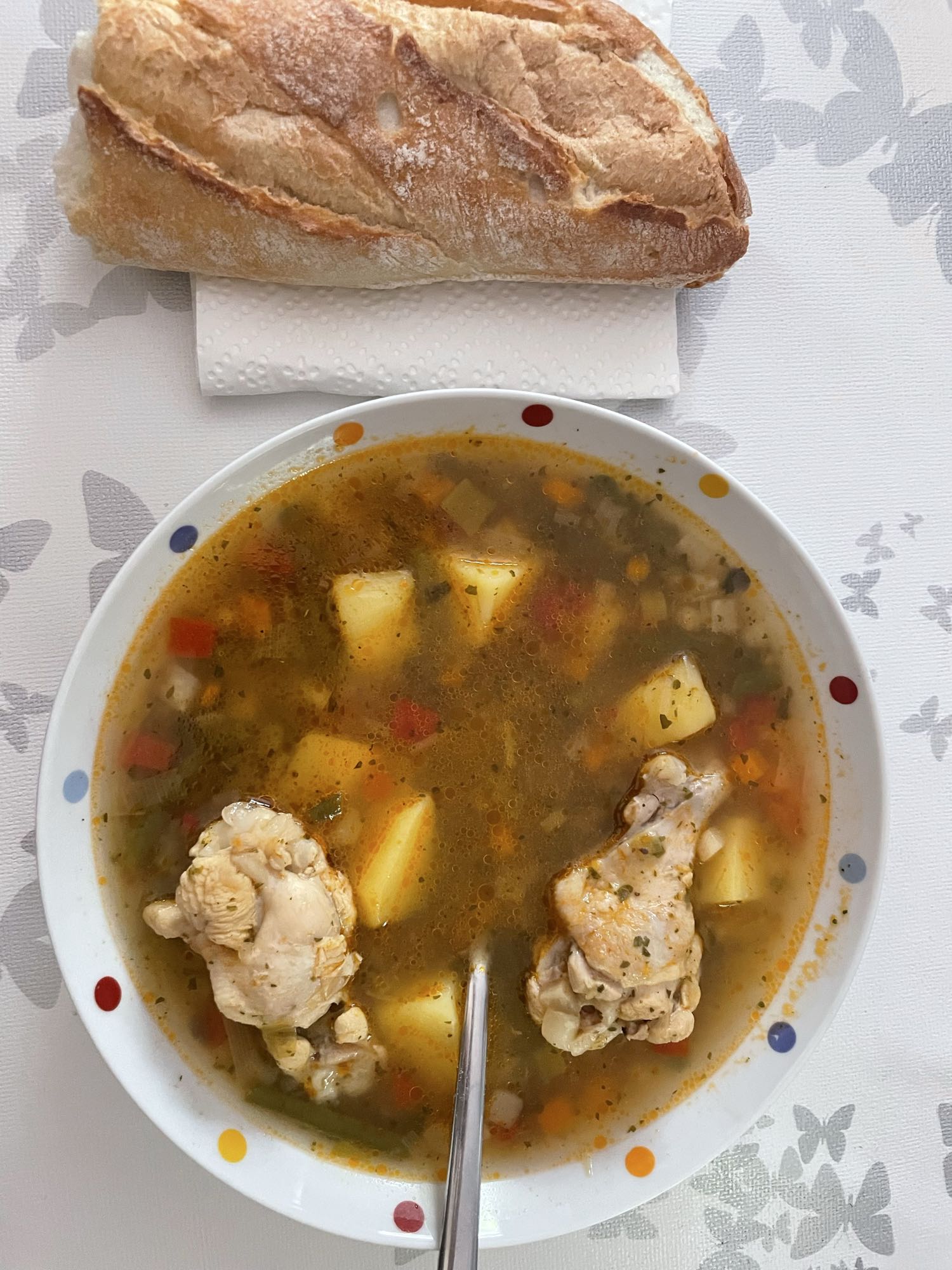 Kipgroentesoep met brood