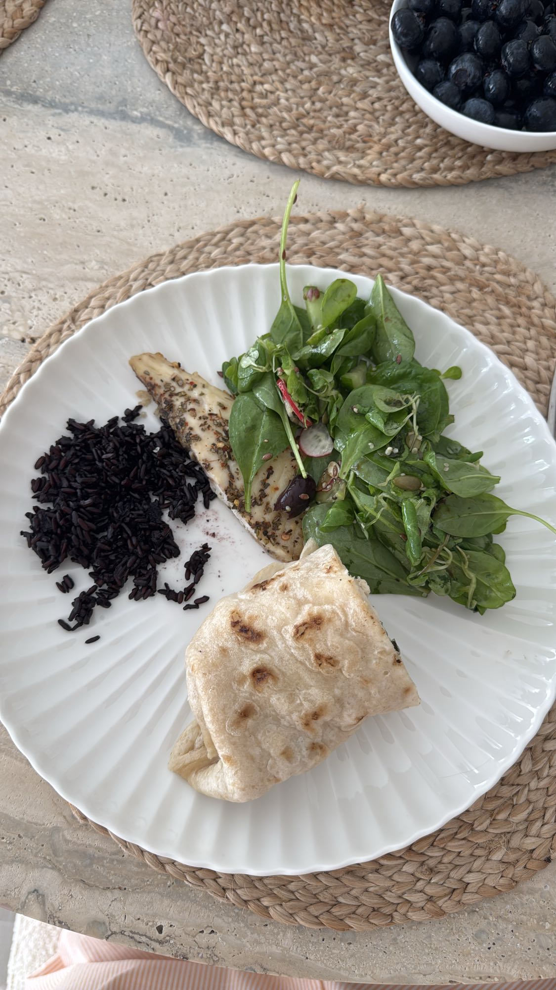 рыба с рисом и лепешкой