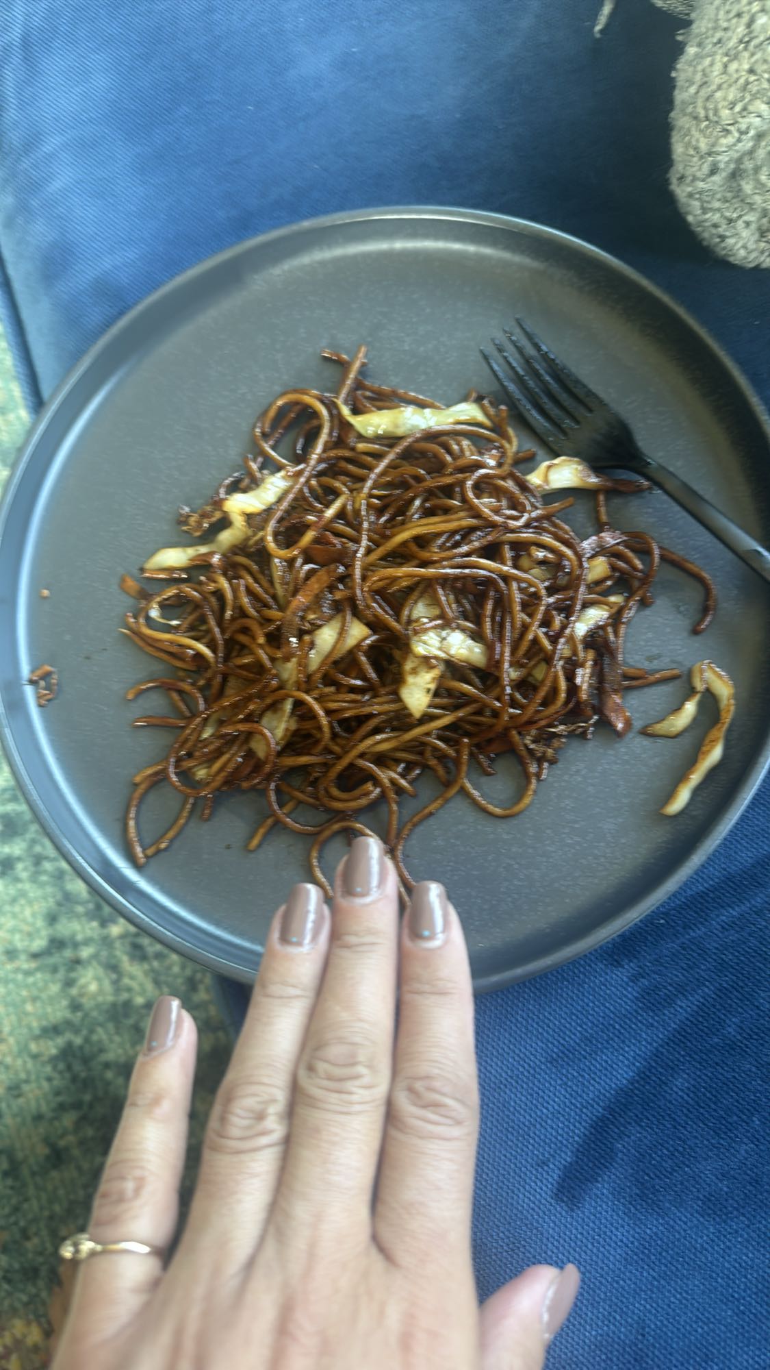 smażony makaron z kapustą