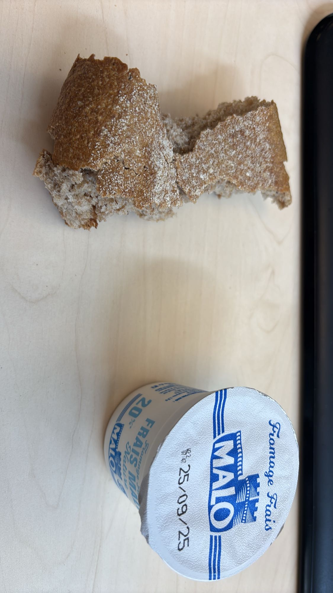 Pain de campagne et fromage frais