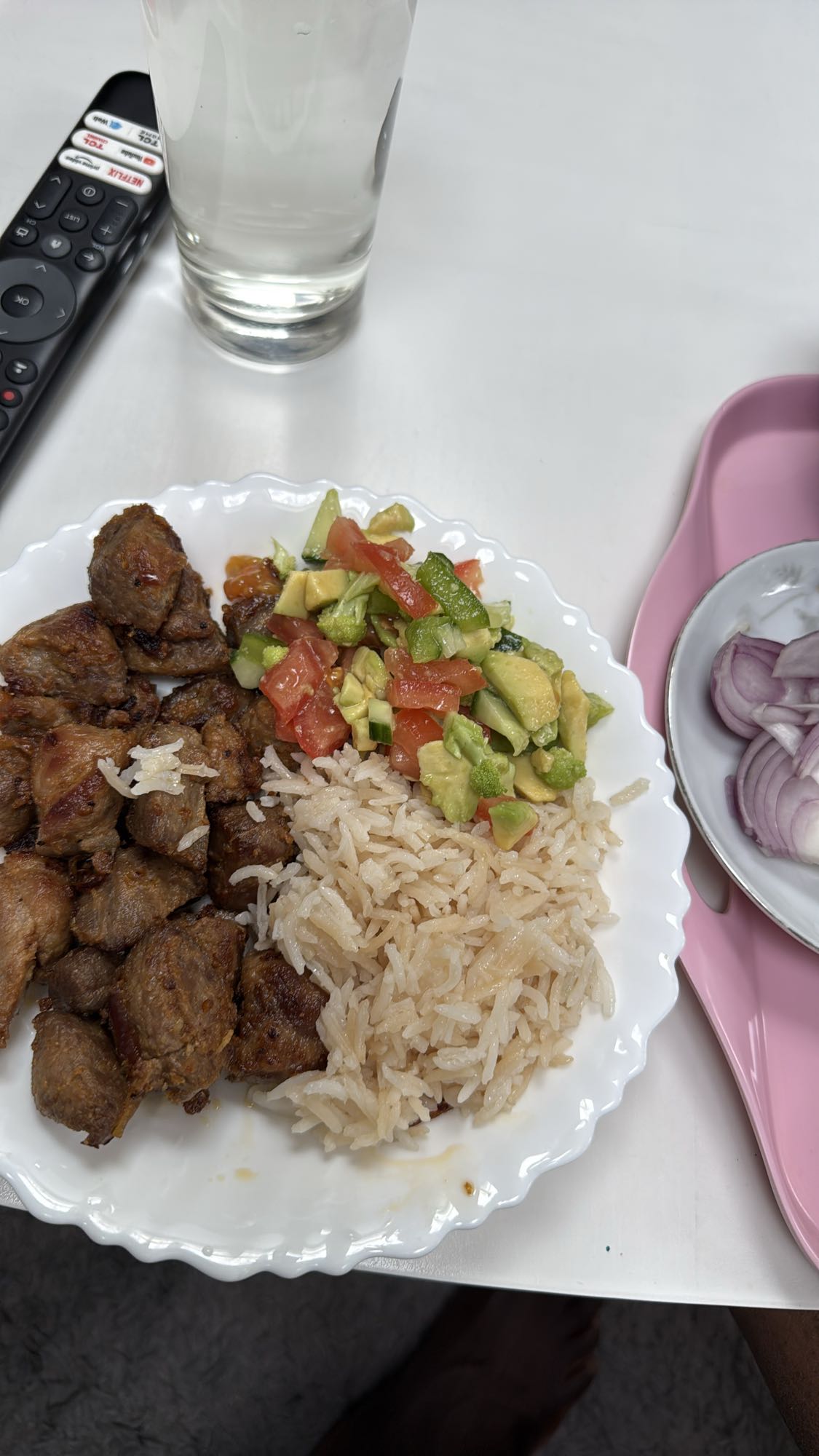 Ris, kjøtt og salat