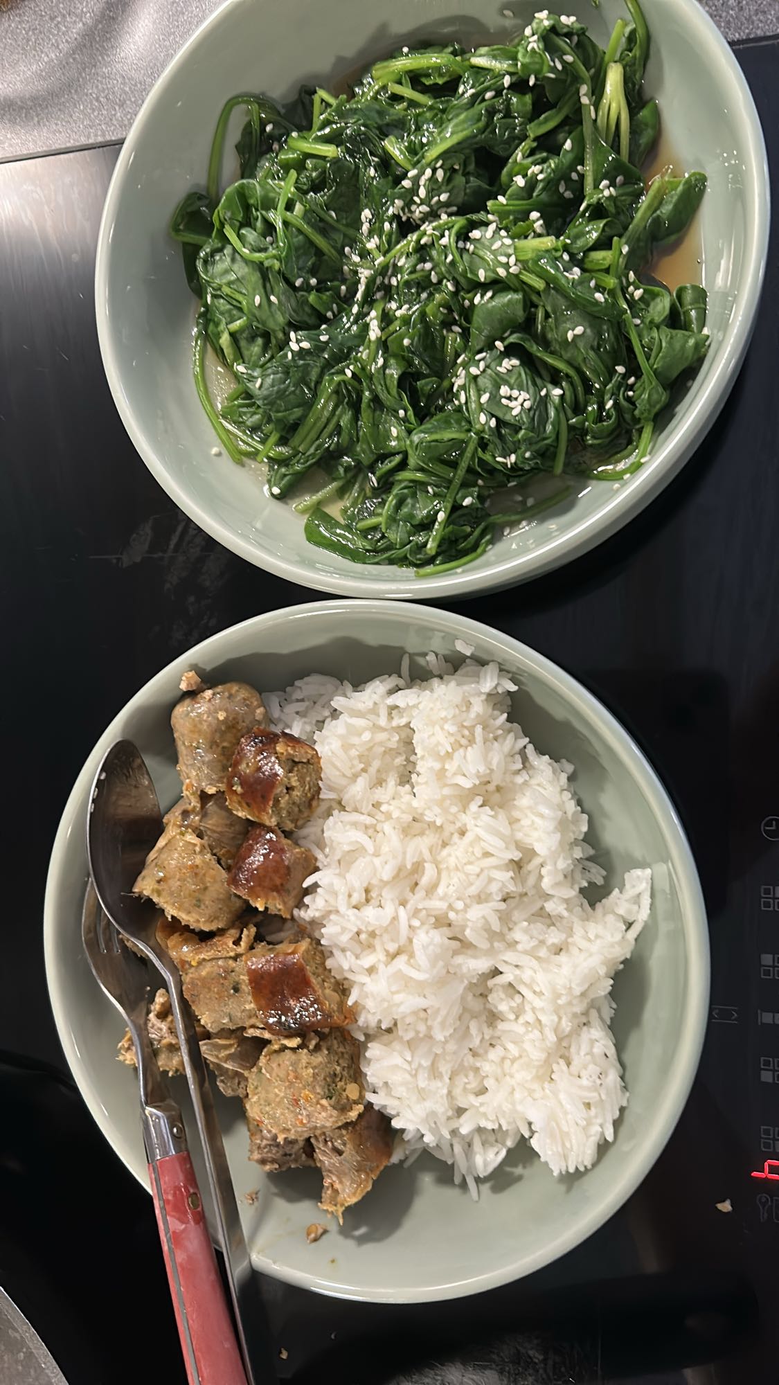 Ris, pølse og spinat