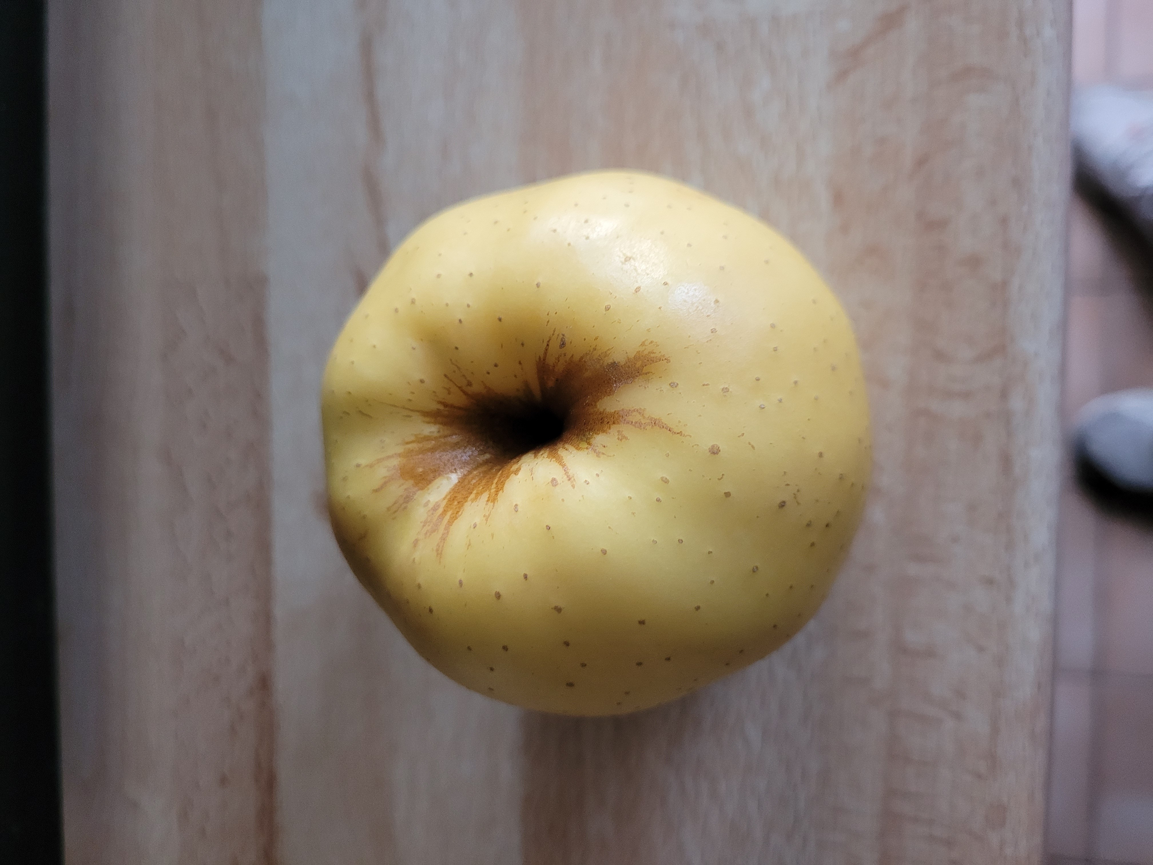 Pomme jaune entière
