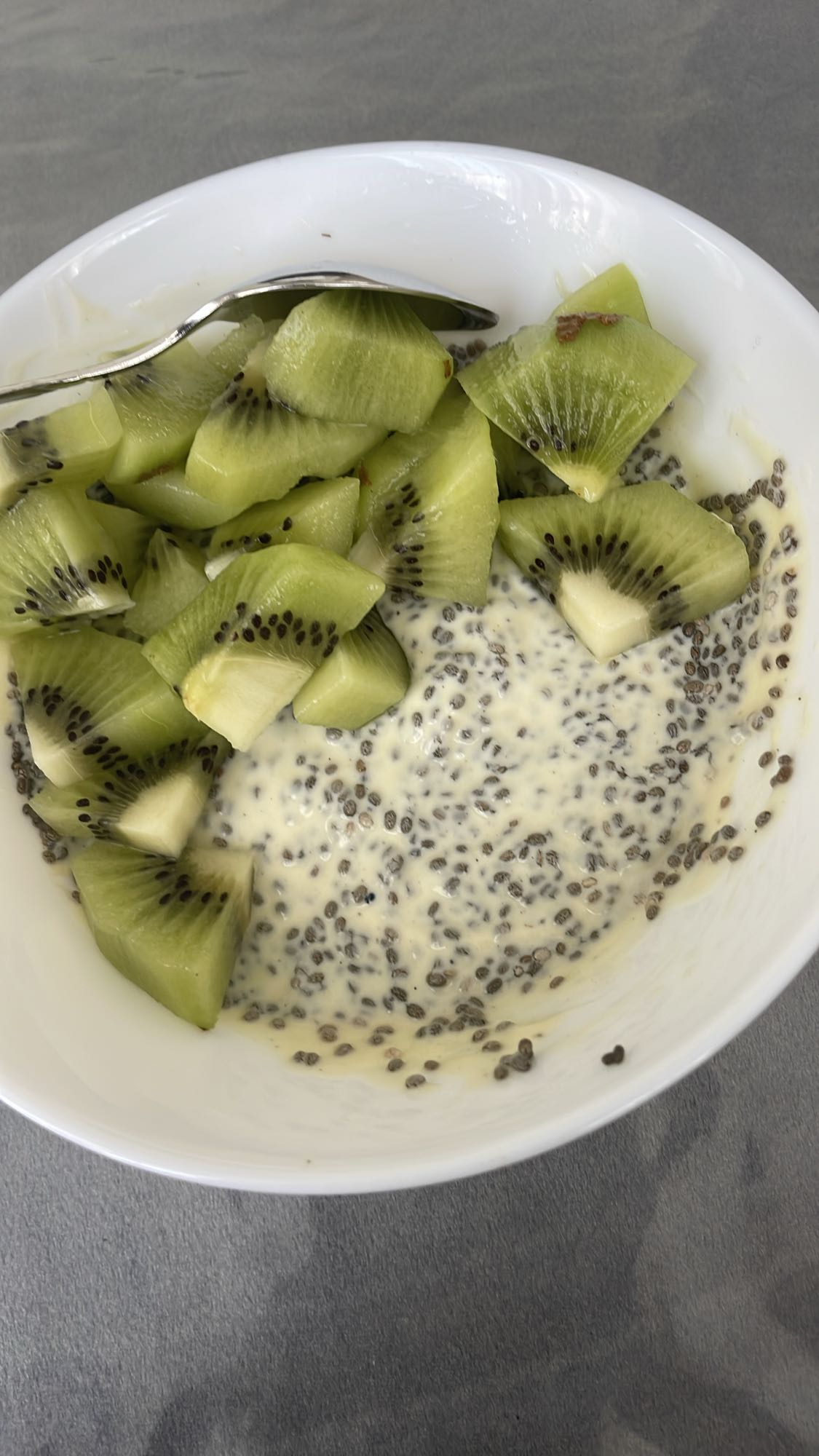 Kiwi chia yoghurt bowl