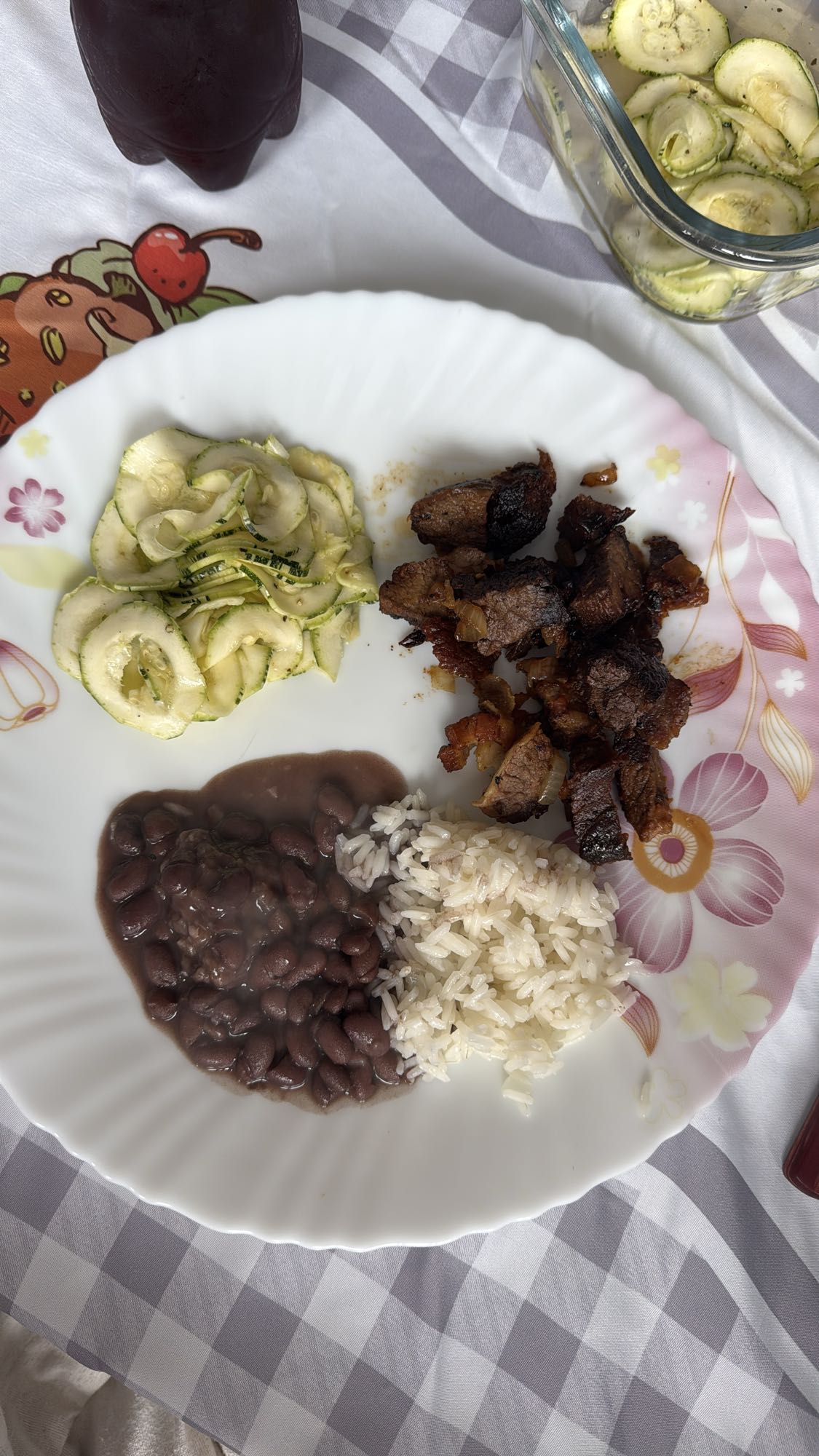 Arroz, feijão, carne e abobrinha