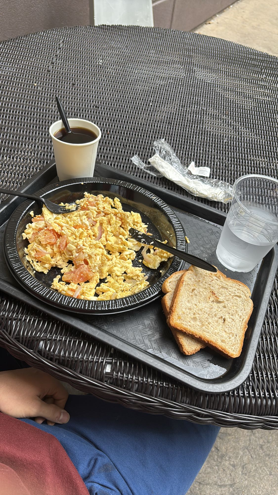 Desayuno con huevo y pan