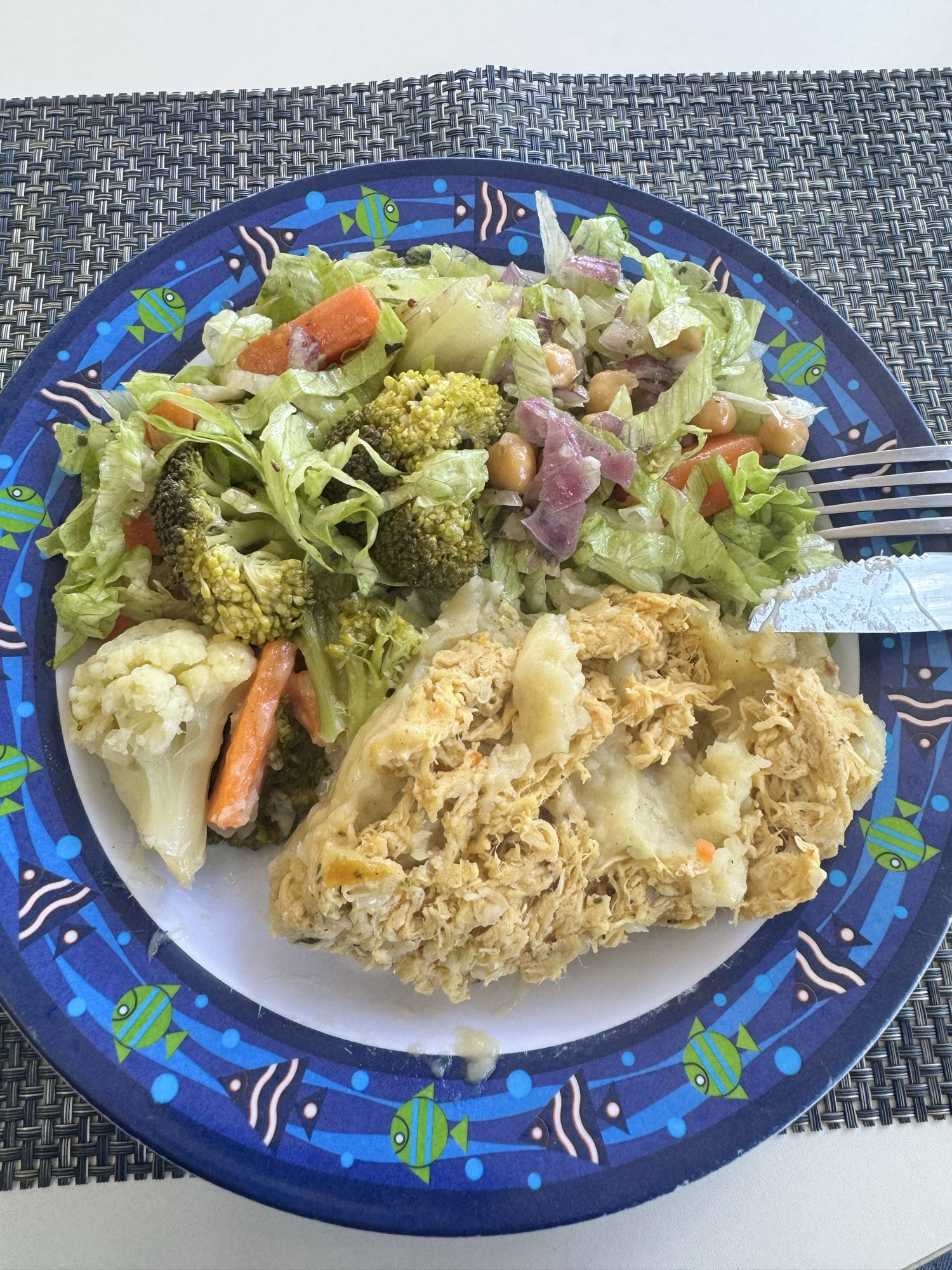 Salada e frango desfiado