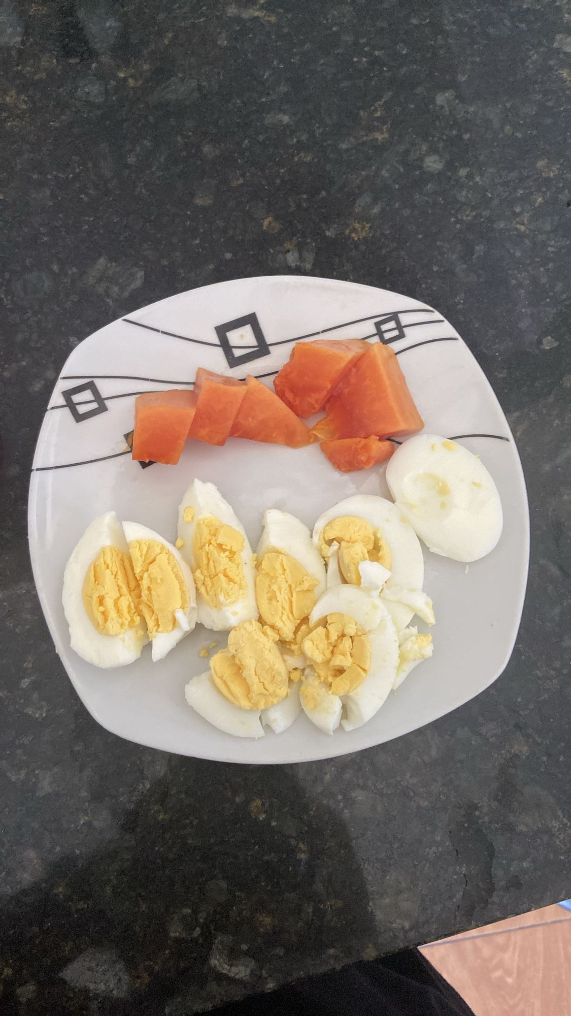 Huevos cocidos y papaya