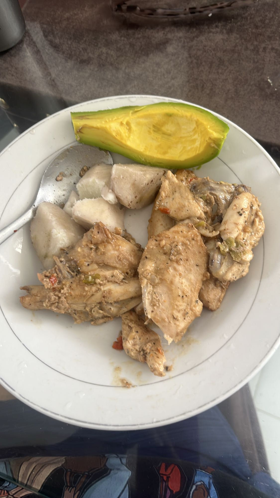 Pollo con yuca y aguacate