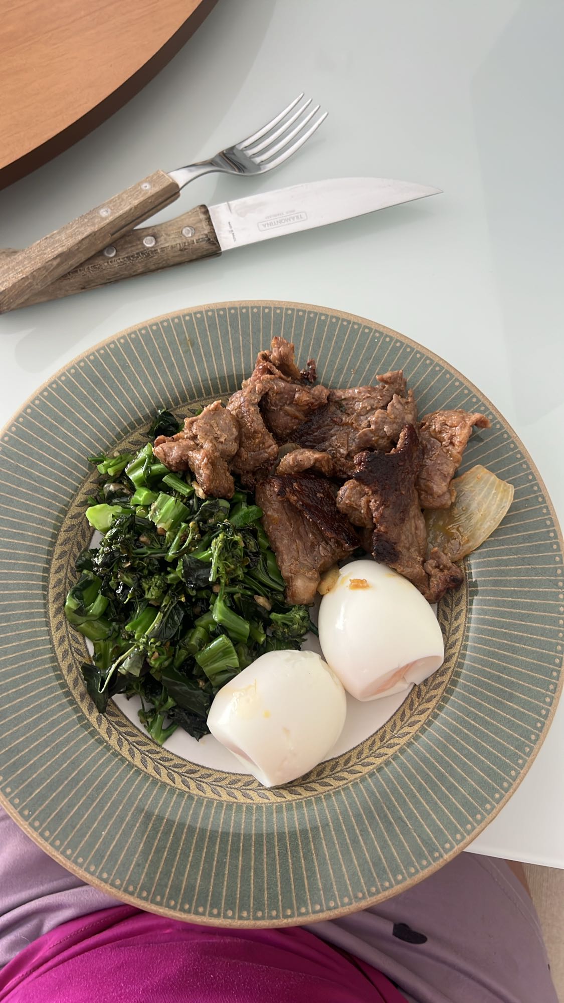 Carne, ovos e brócolis
