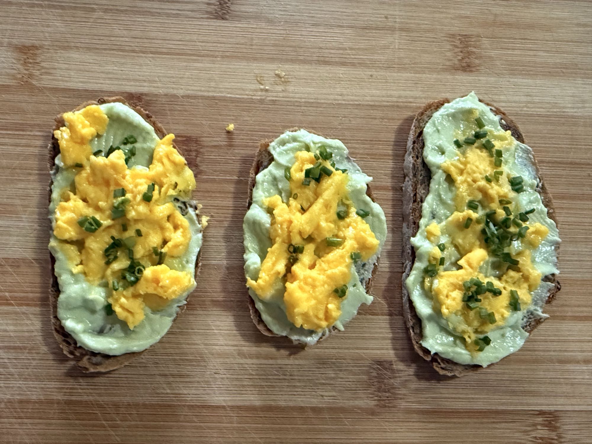 Tartine cu ou si avocado