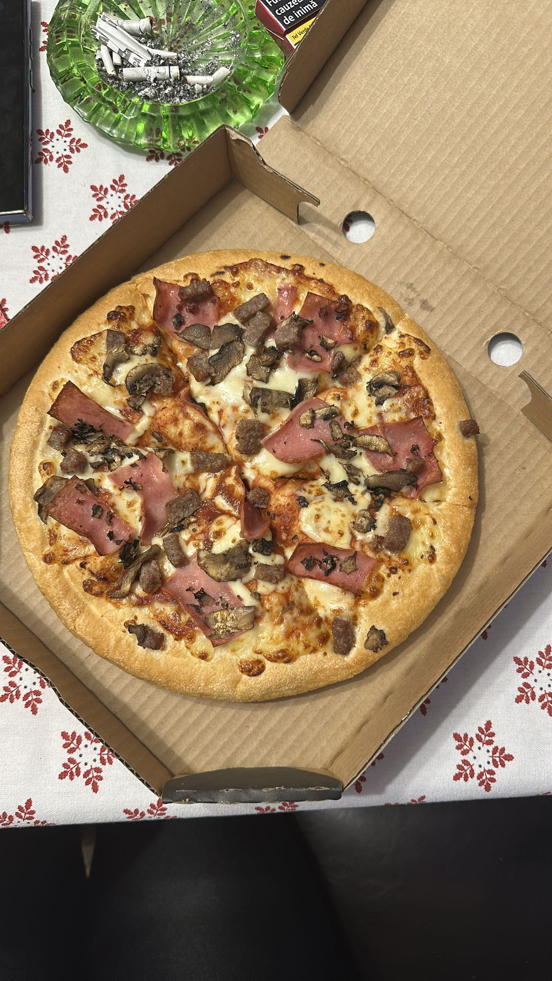 Pizza cu șuncă și ciuperci