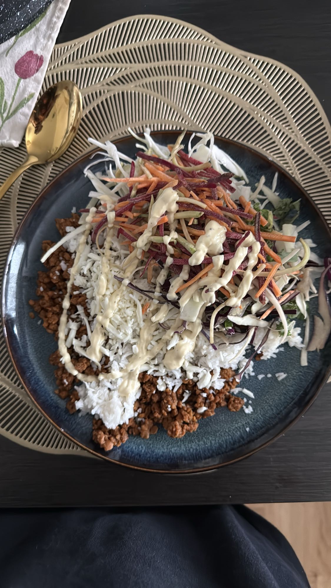 Ris med vegofärs och sallad