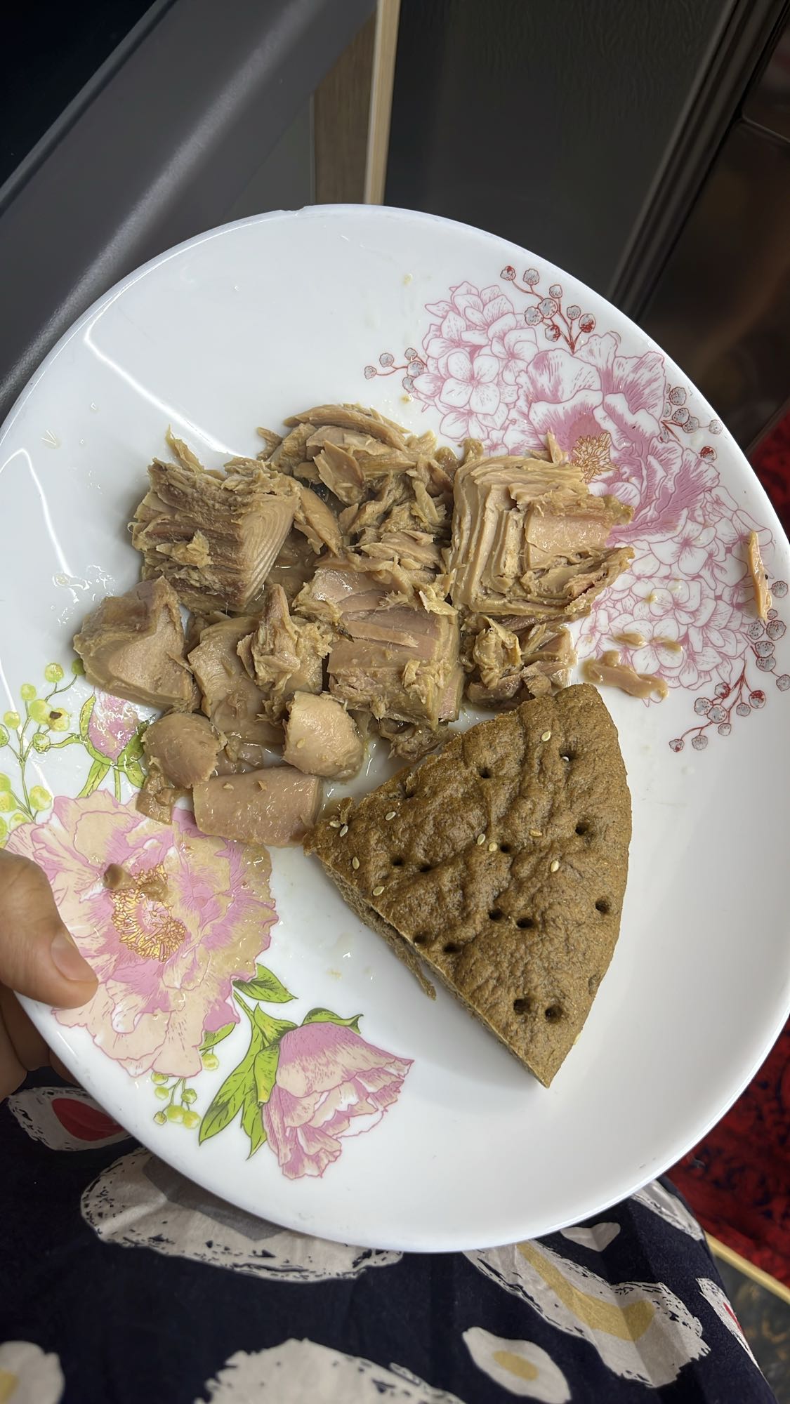 تن ماهی و نان سبوس‌دار