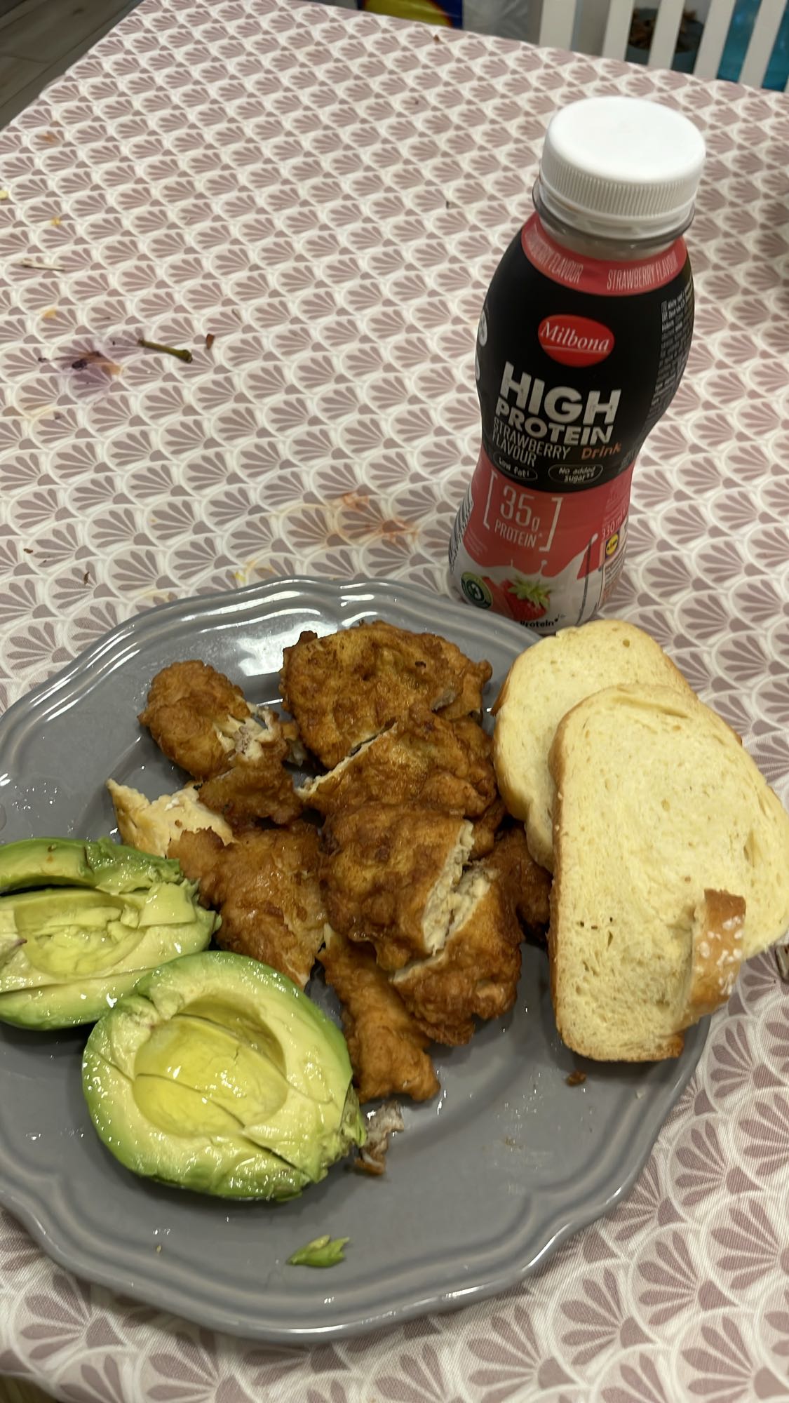 Pui pane, avocado, paine, shake