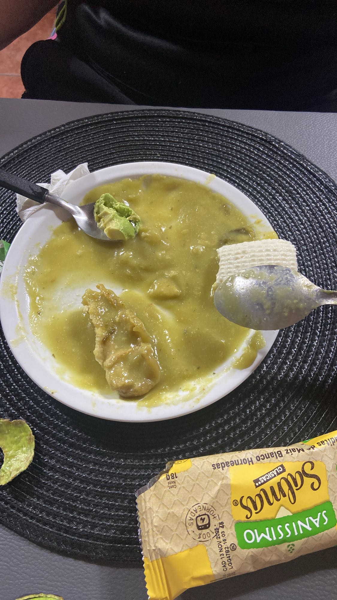 Sopa con galleta y aguacate