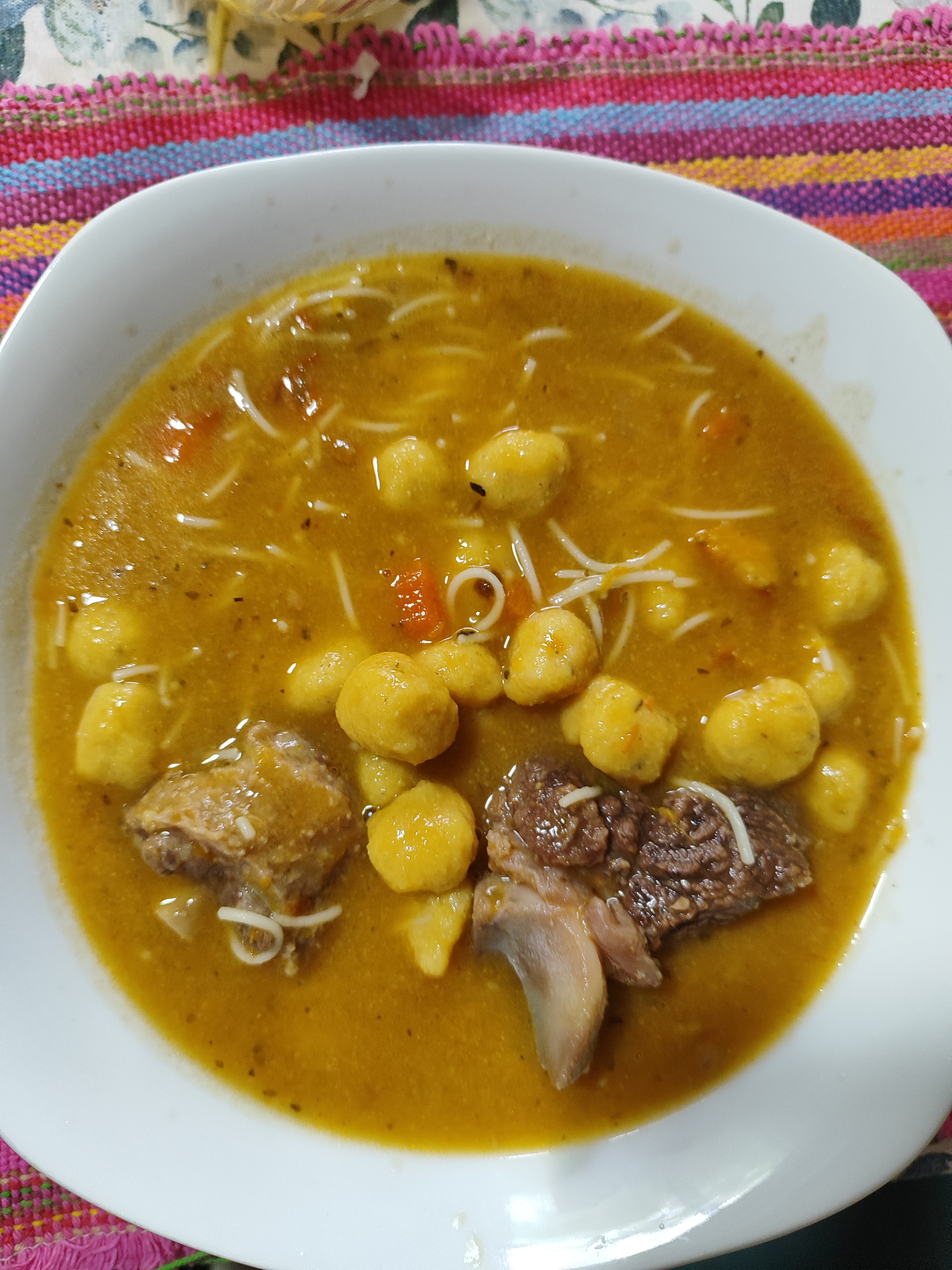 Sopa con carne y bolitas