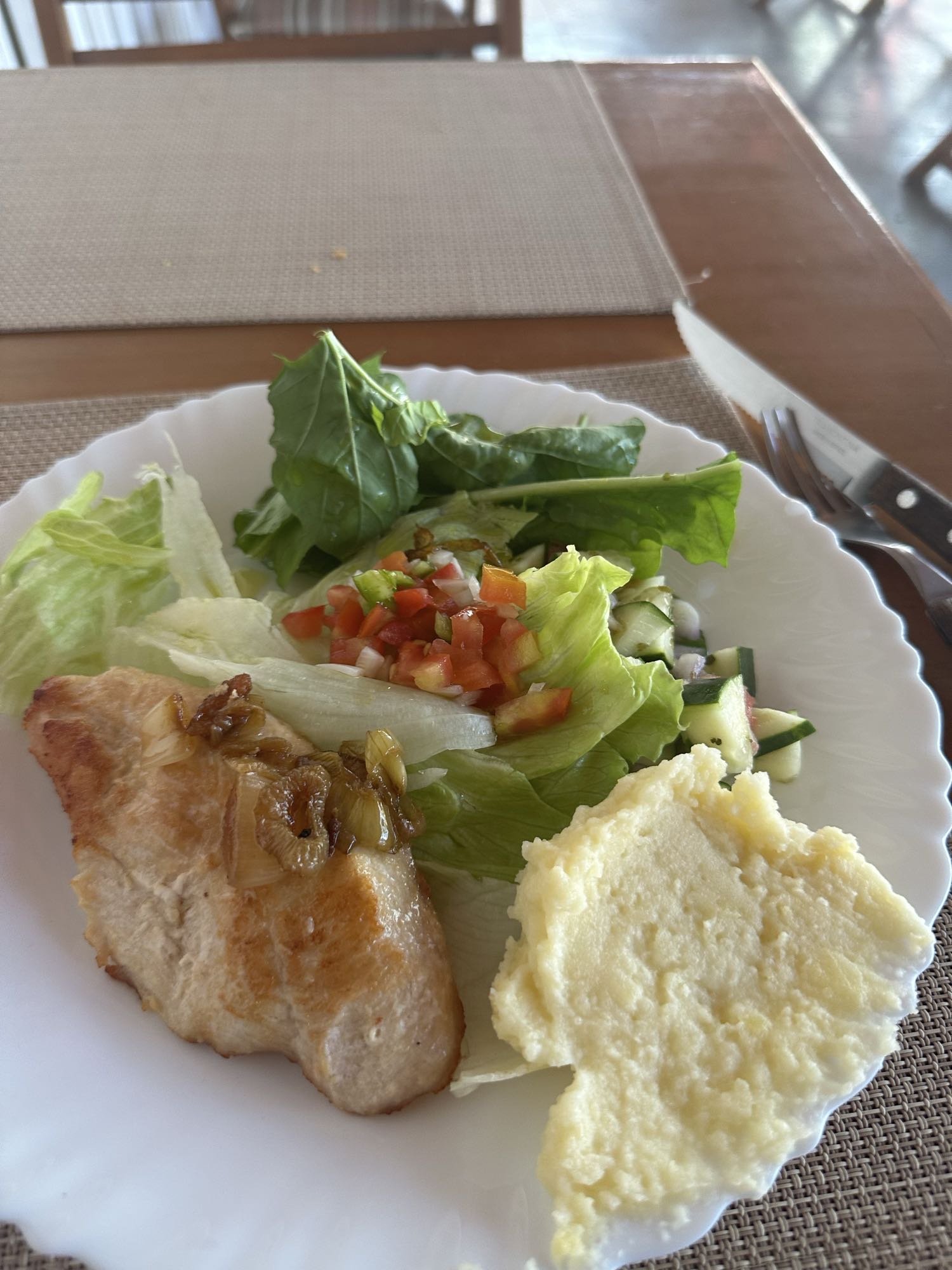 Frango grelhado com salada