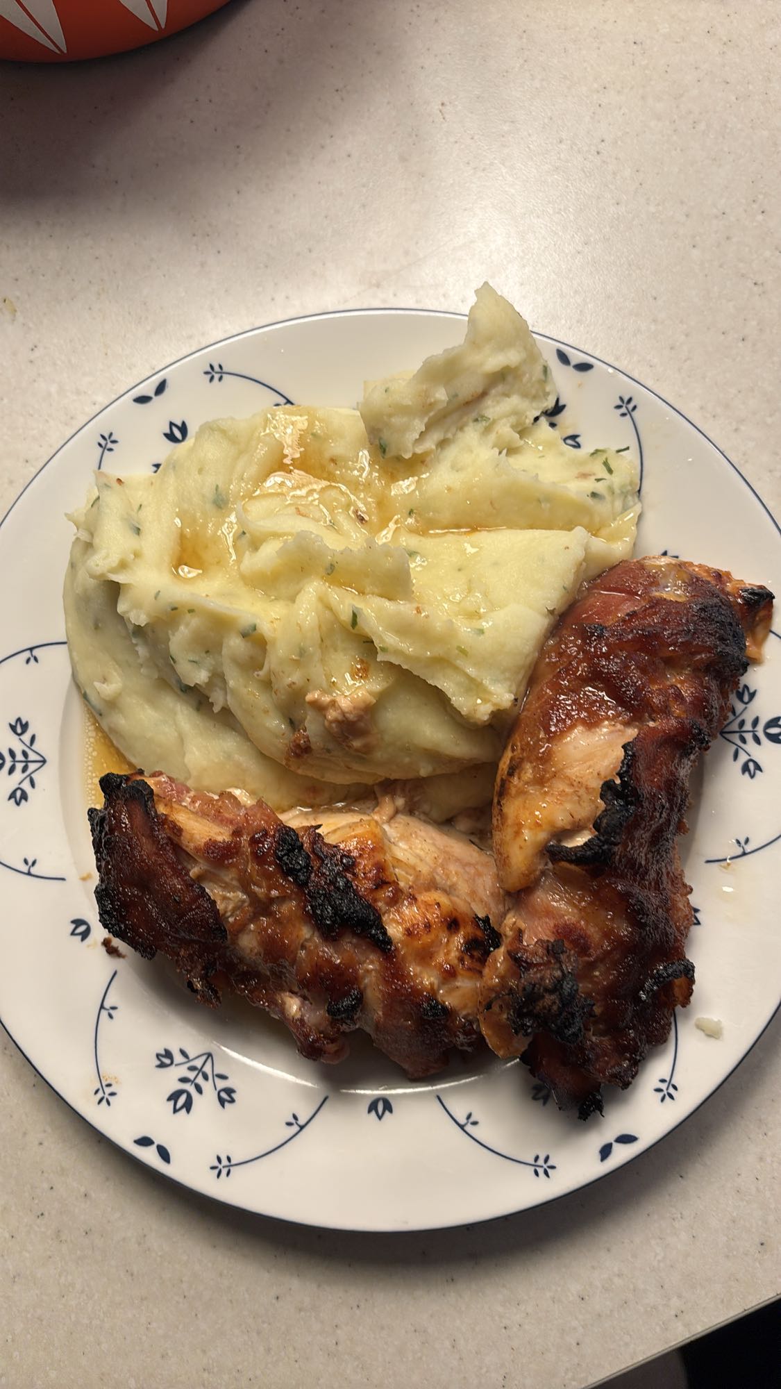 Kyllingfilet surret med bacon, potetmos