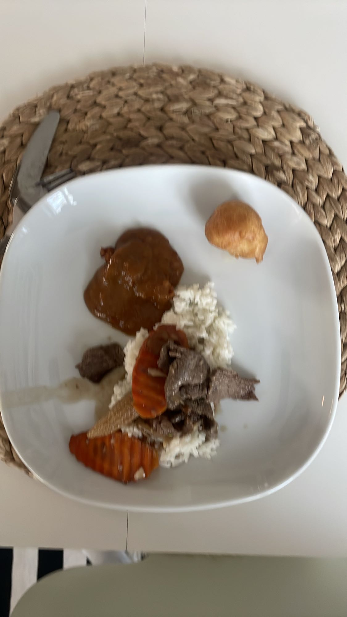 Ris, köttgryta och bröd