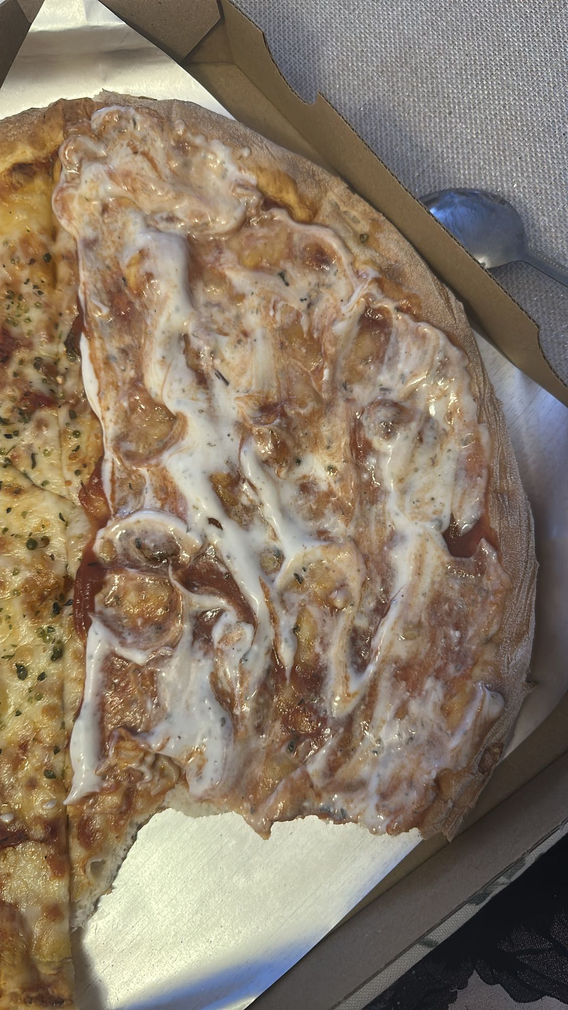 Pizza z sosem czosnkowym