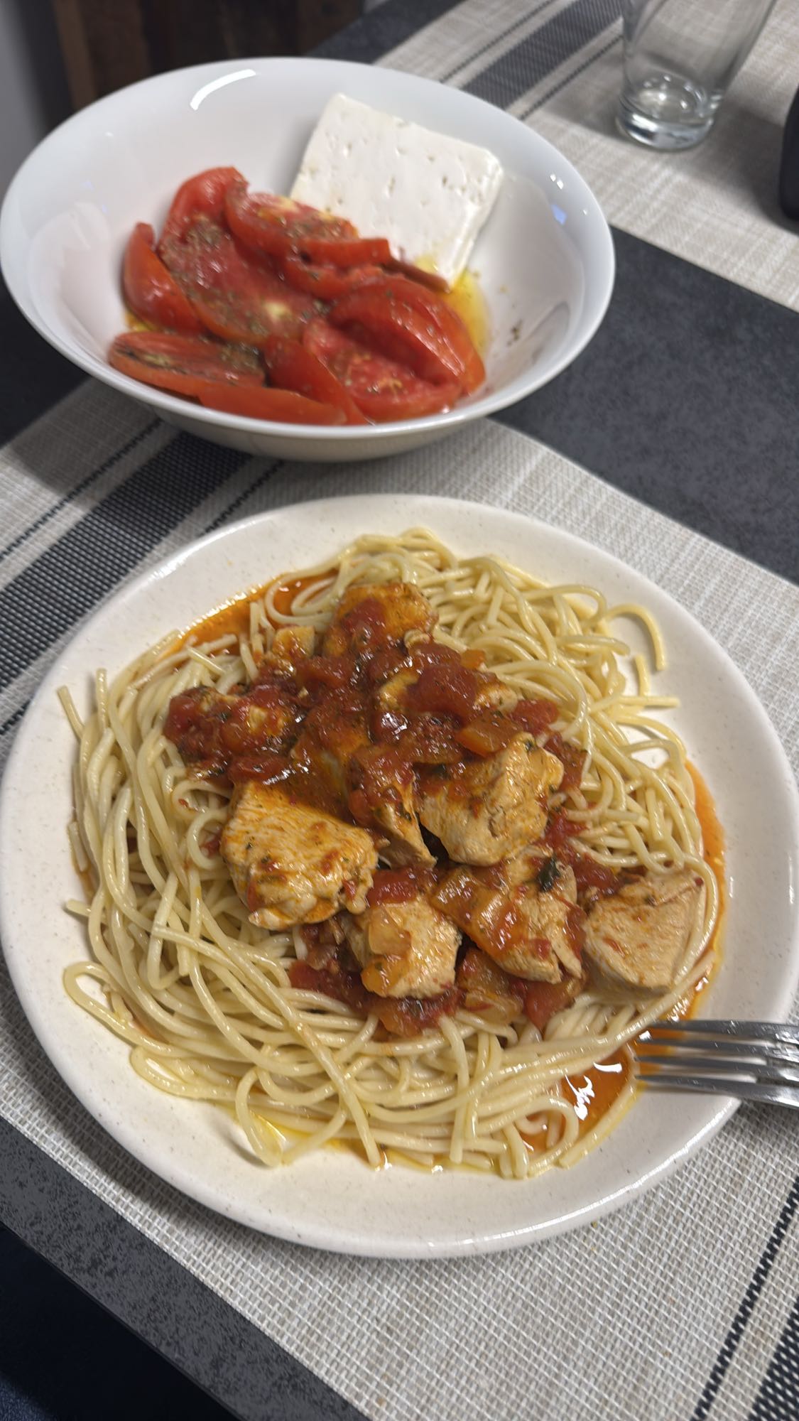Spaghetti mit Hähnchen & Salat