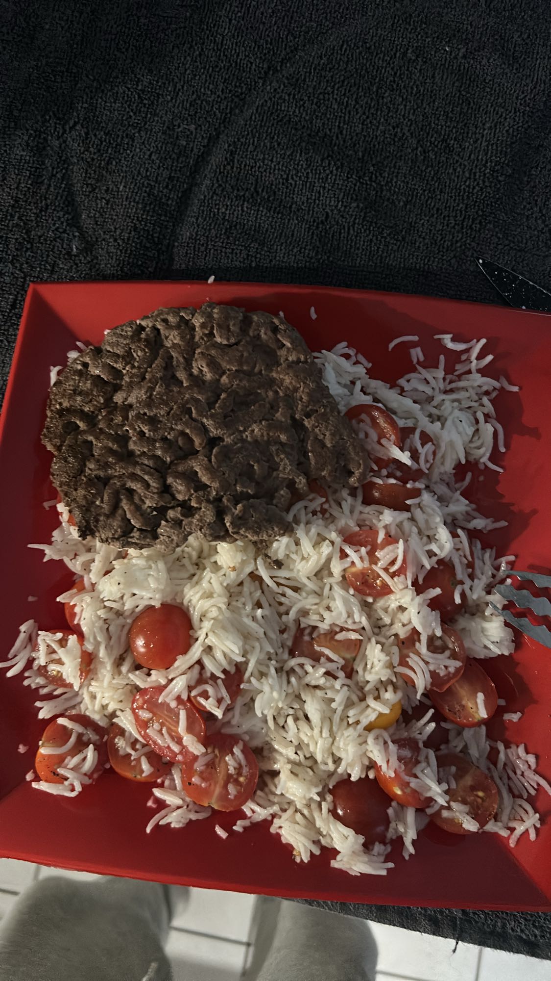 Riz, steak et tomates