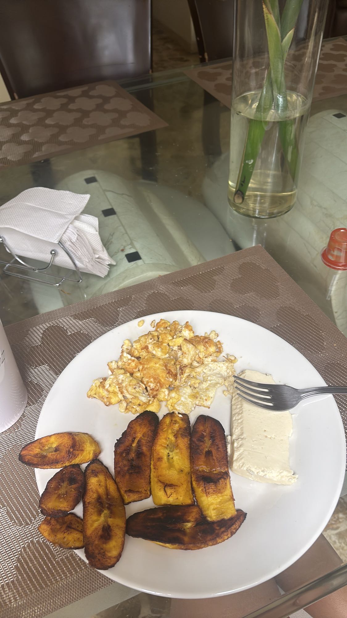 Desayuno con plátano y huevo