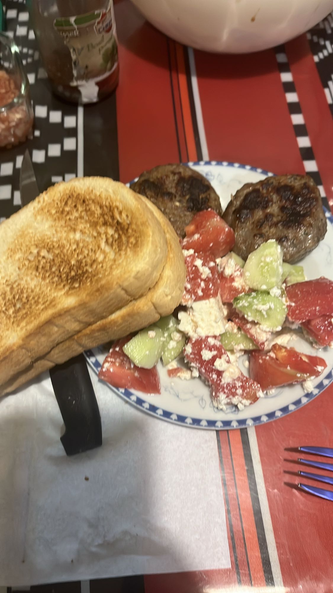 Кюфтета със салата и хляб