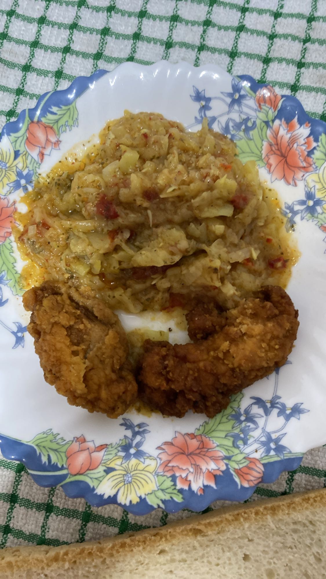 Varză călită cu pui prăjit