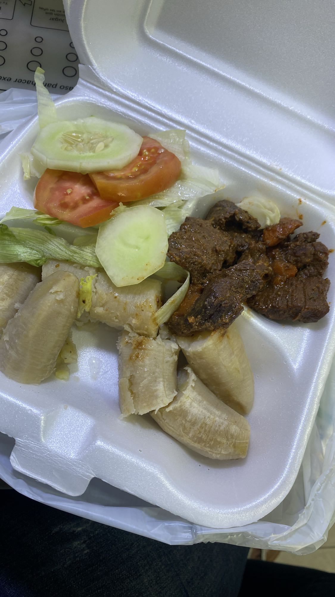 Carne con plátano hervido