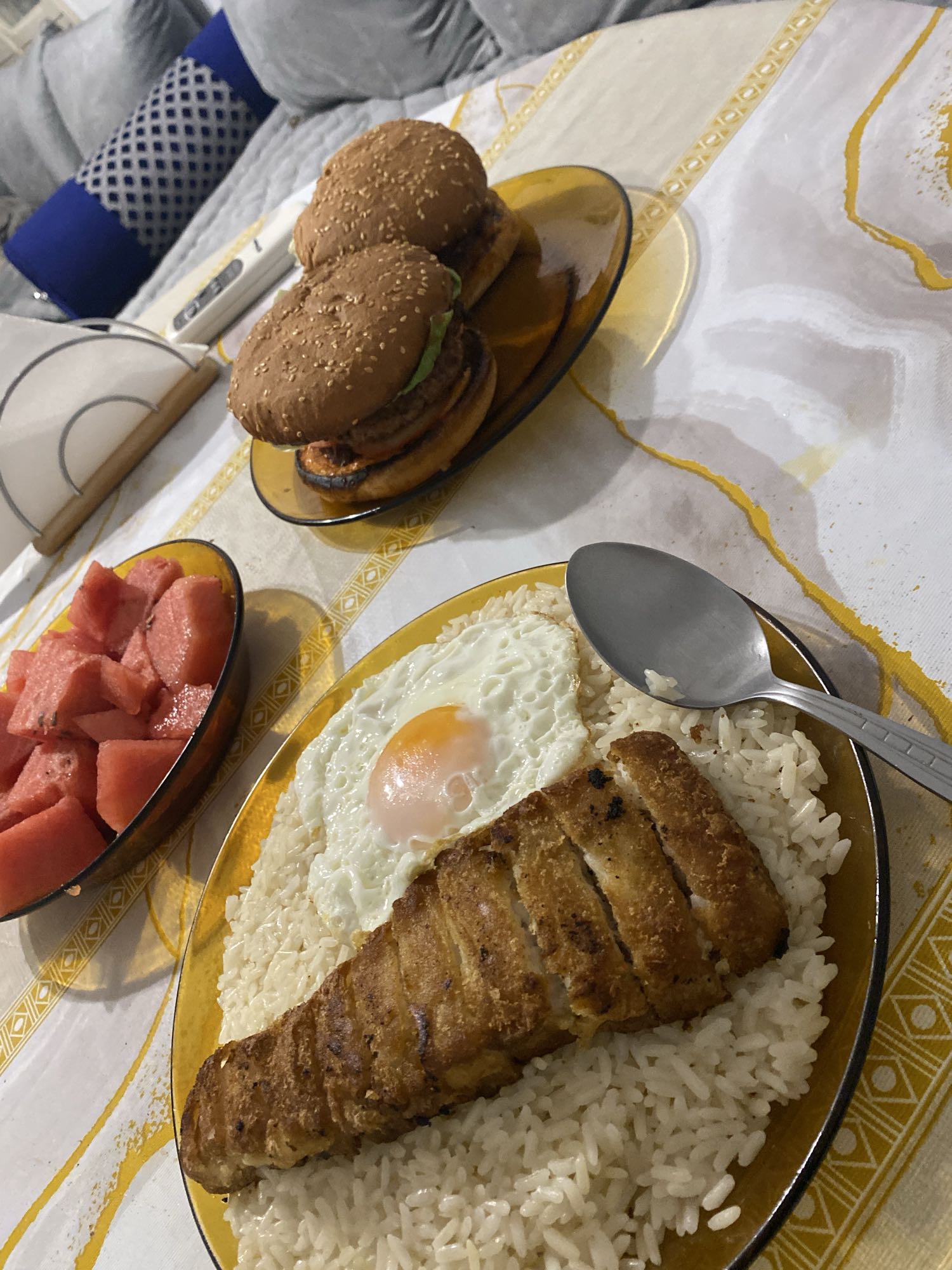 Pescado con arroz y hamburguesas