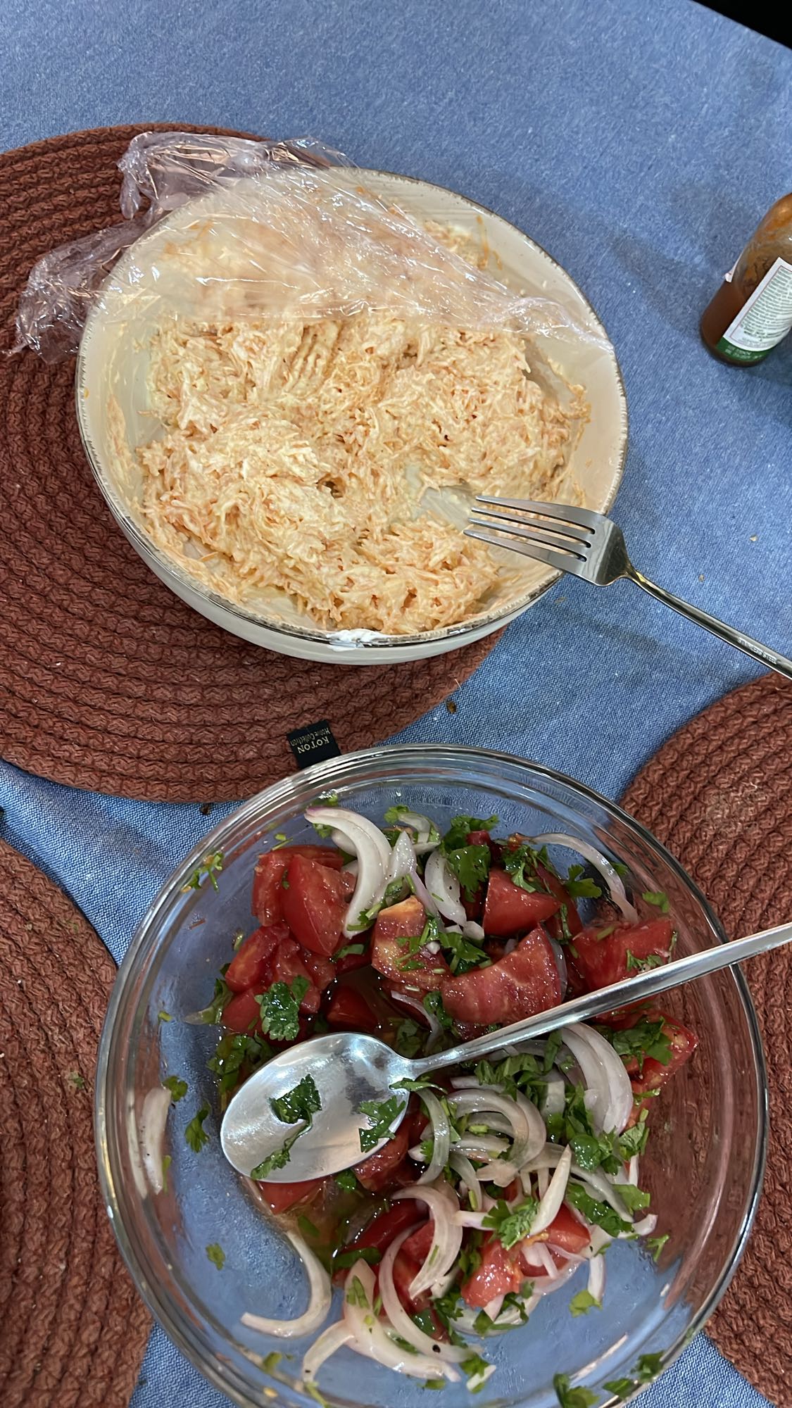 морковный салат и томатный салат