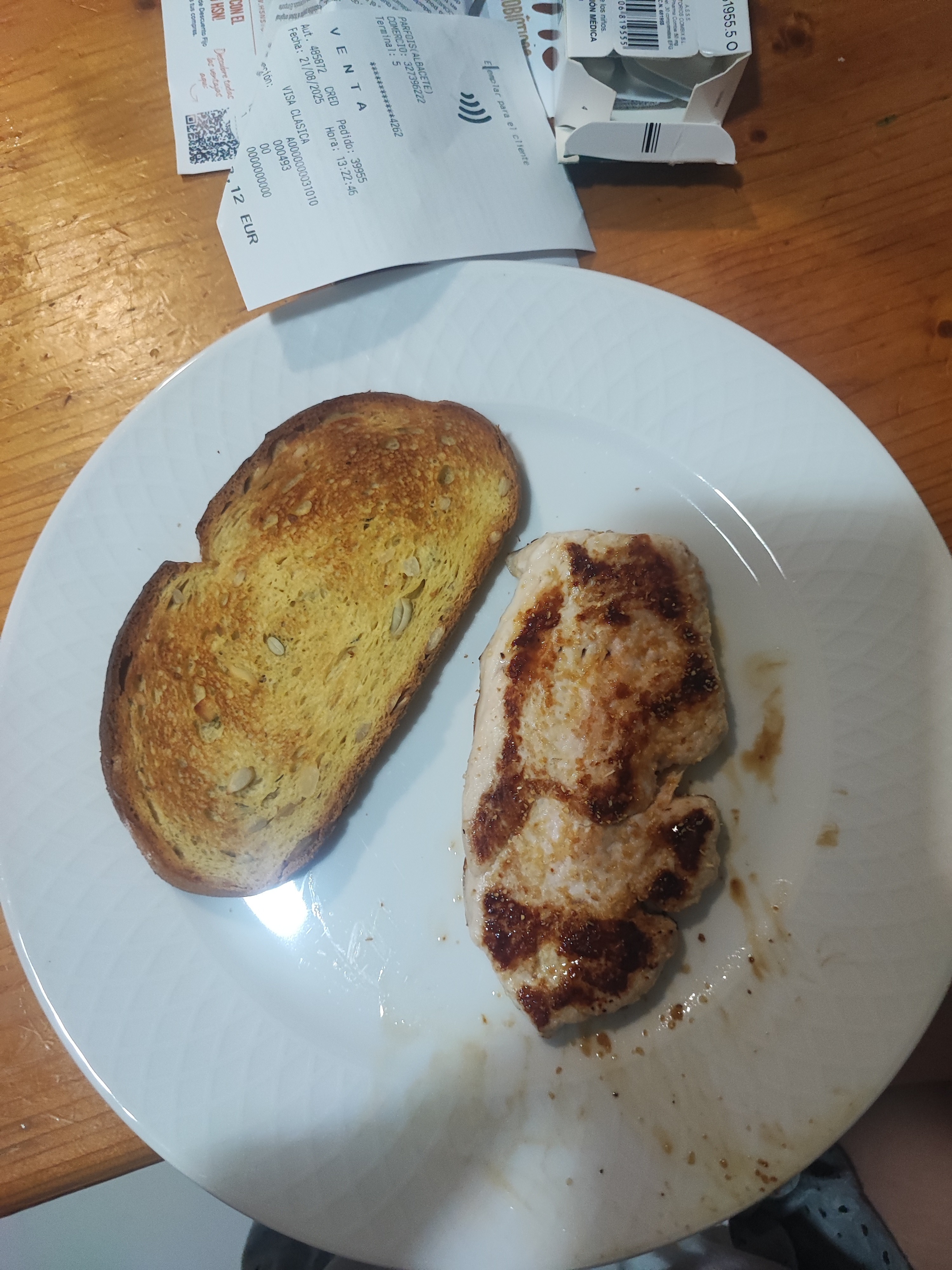 Pollo con pan tostado