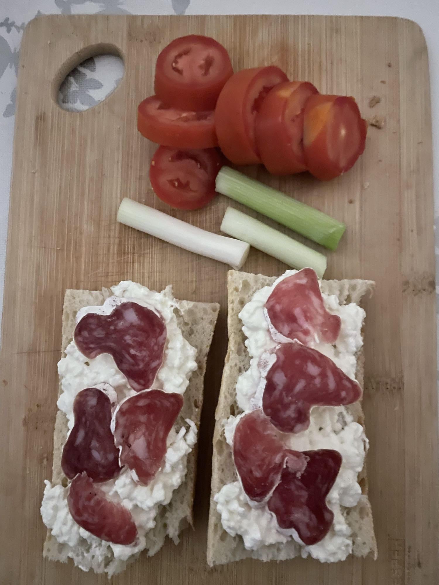 Brot mit Salami & Gemüse