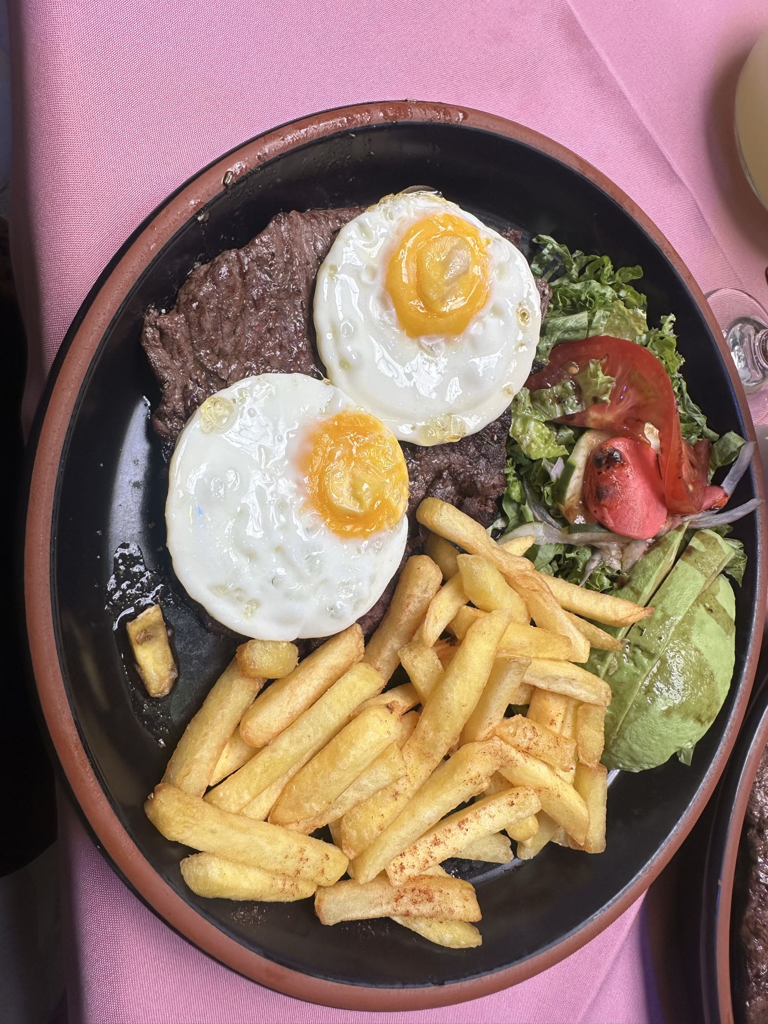 Bistec con papas y ensalada