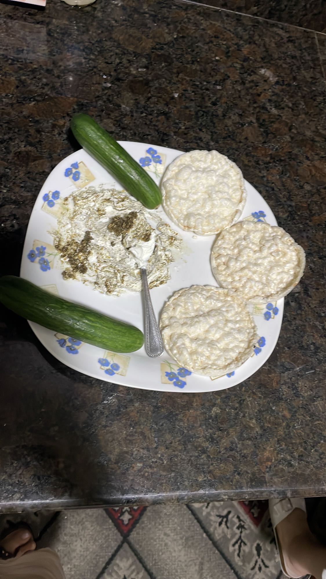 Rice cakes with labneh and cucumber