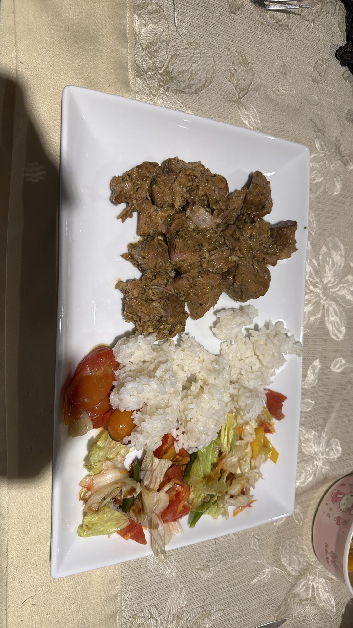 carne con arroz y ensalada