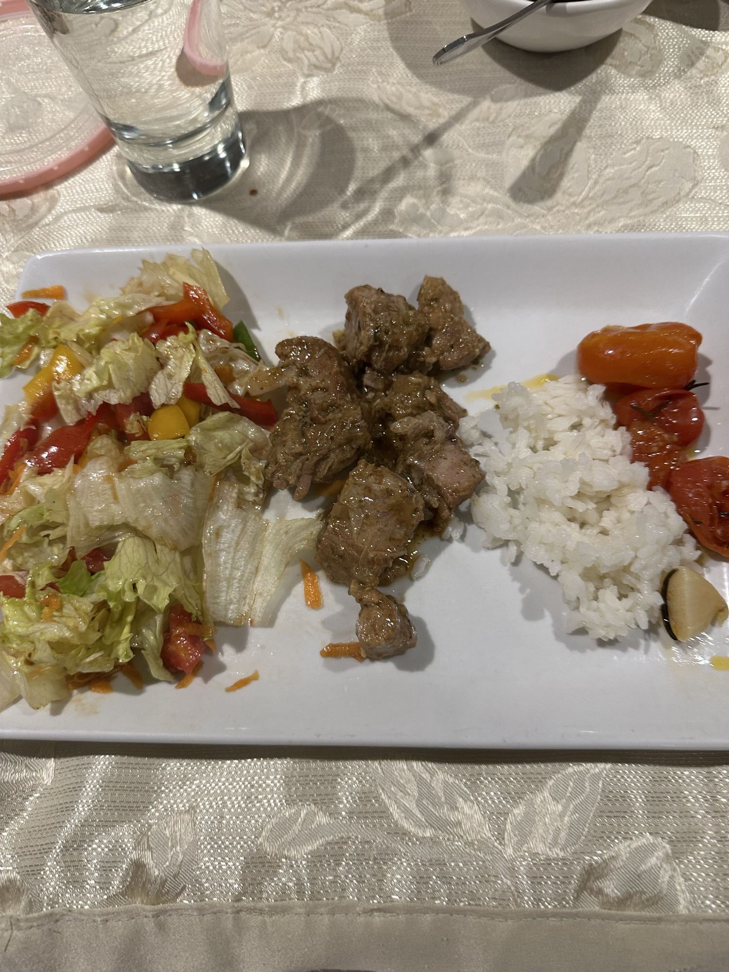 Carne con arroz y ensalada