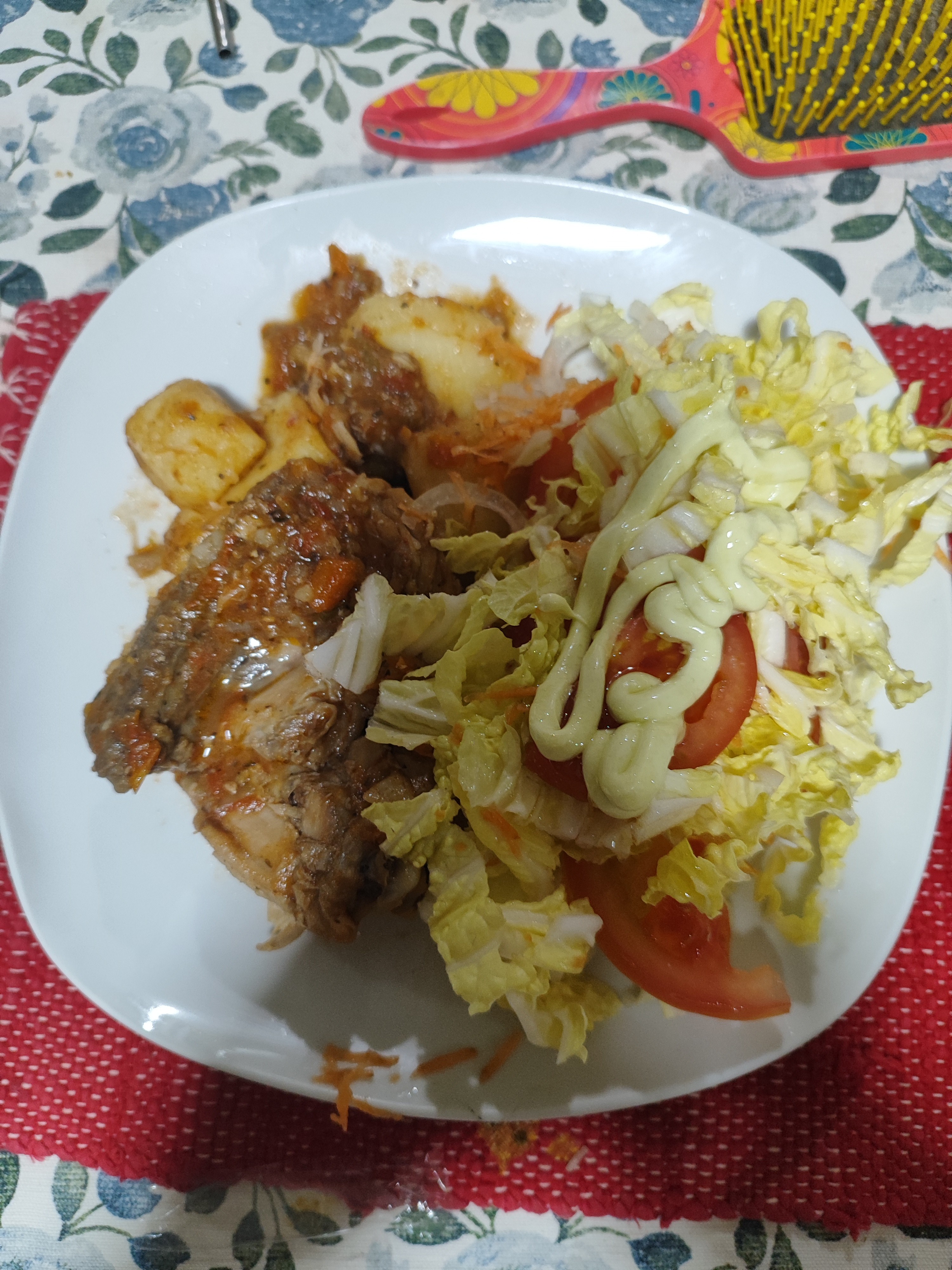 Carne guisada con ensalada