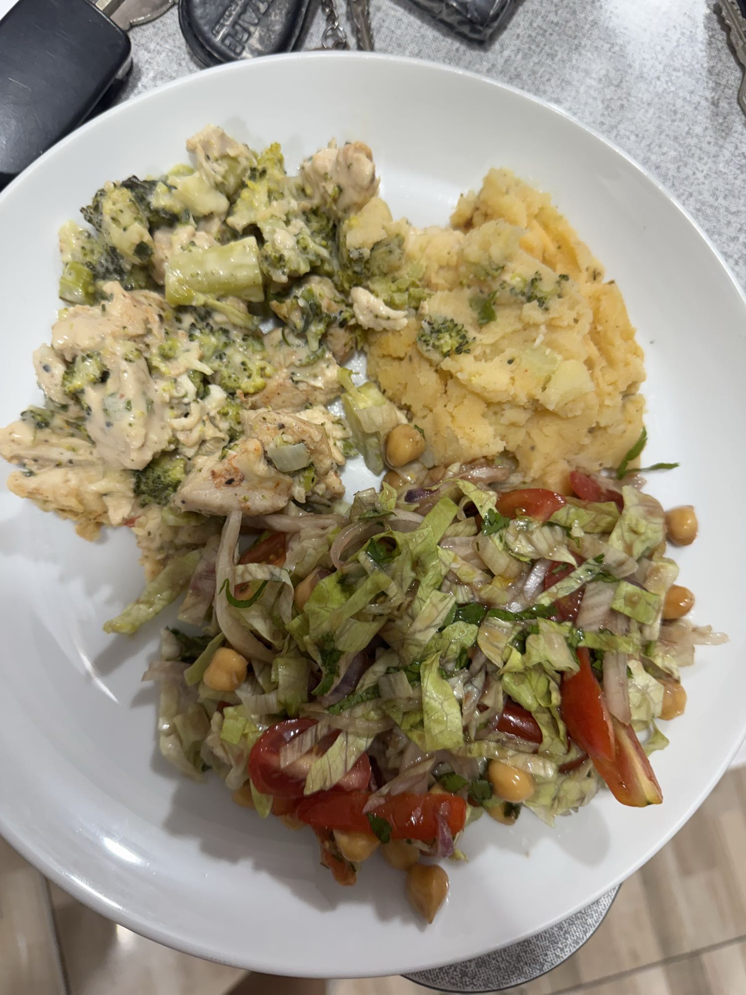 Frango com brócolis, purê e salada