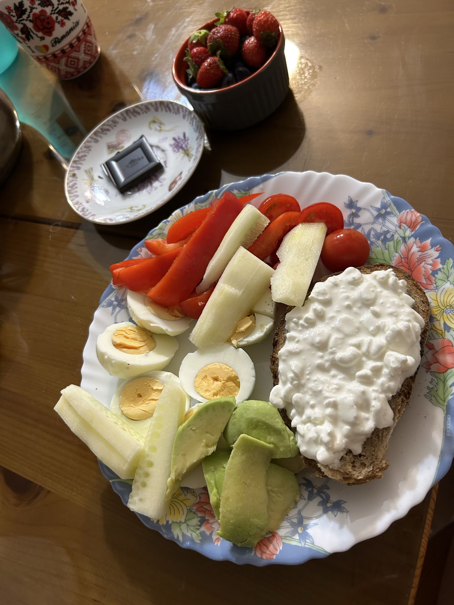 Mic dejun sănătos cu 3 ouă și avocado