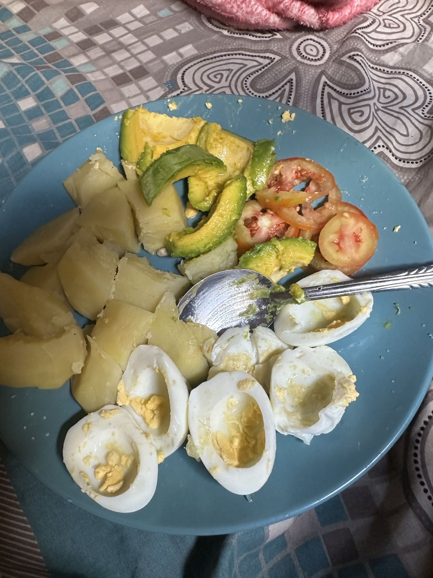 Huevos, papa y aguacate