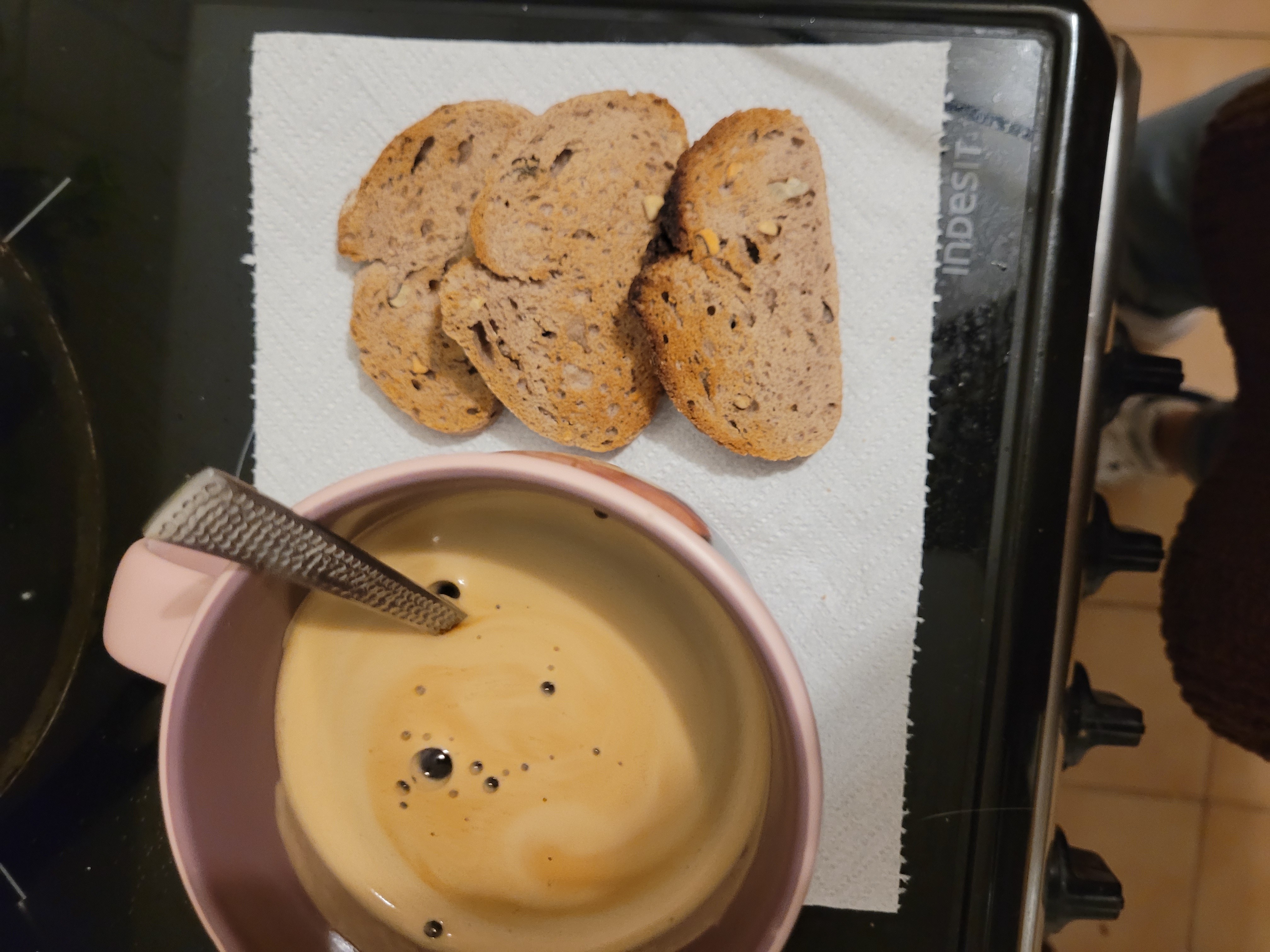 Café et pain aux céréales