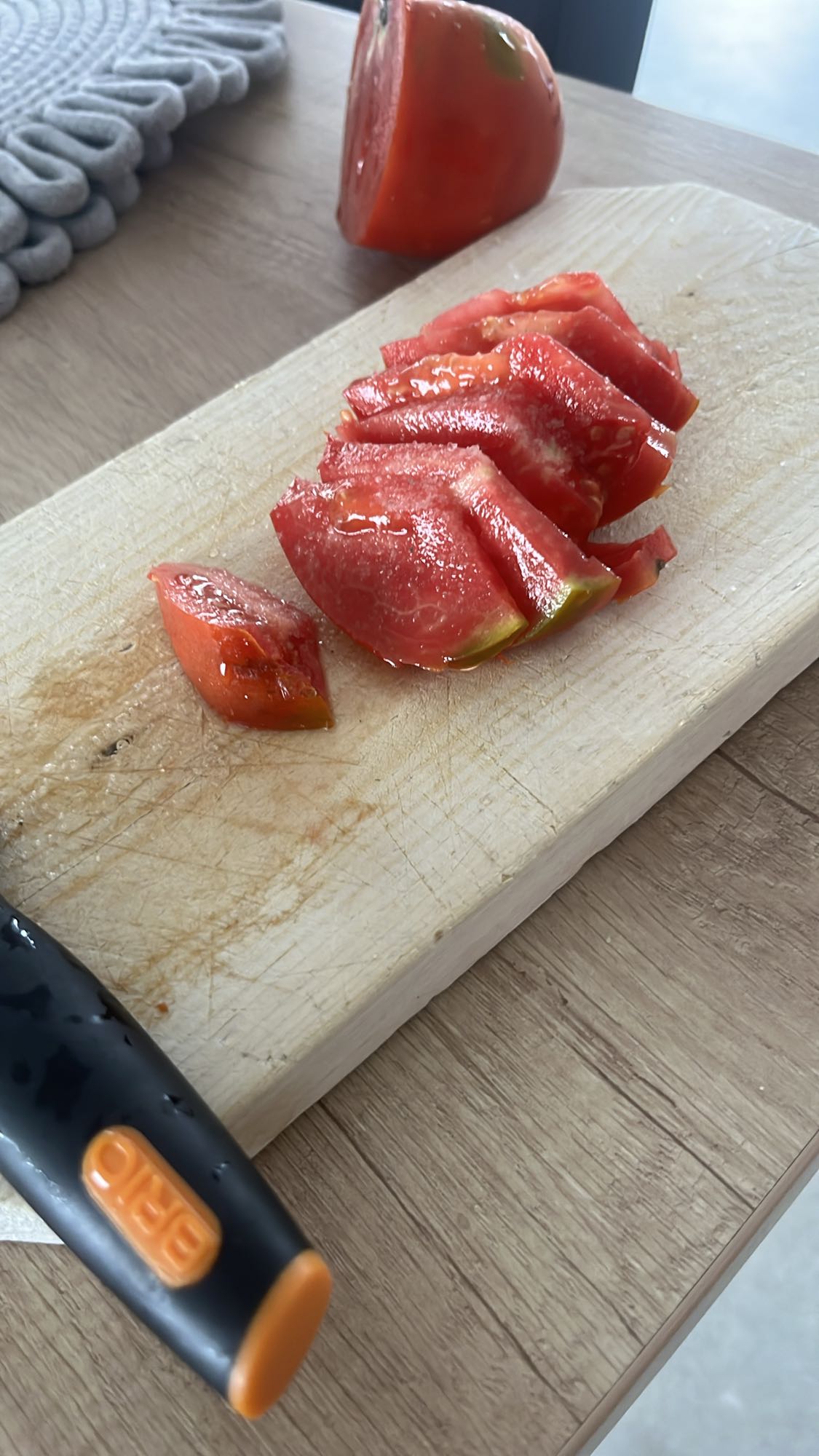 Roșii tăiate proaspete