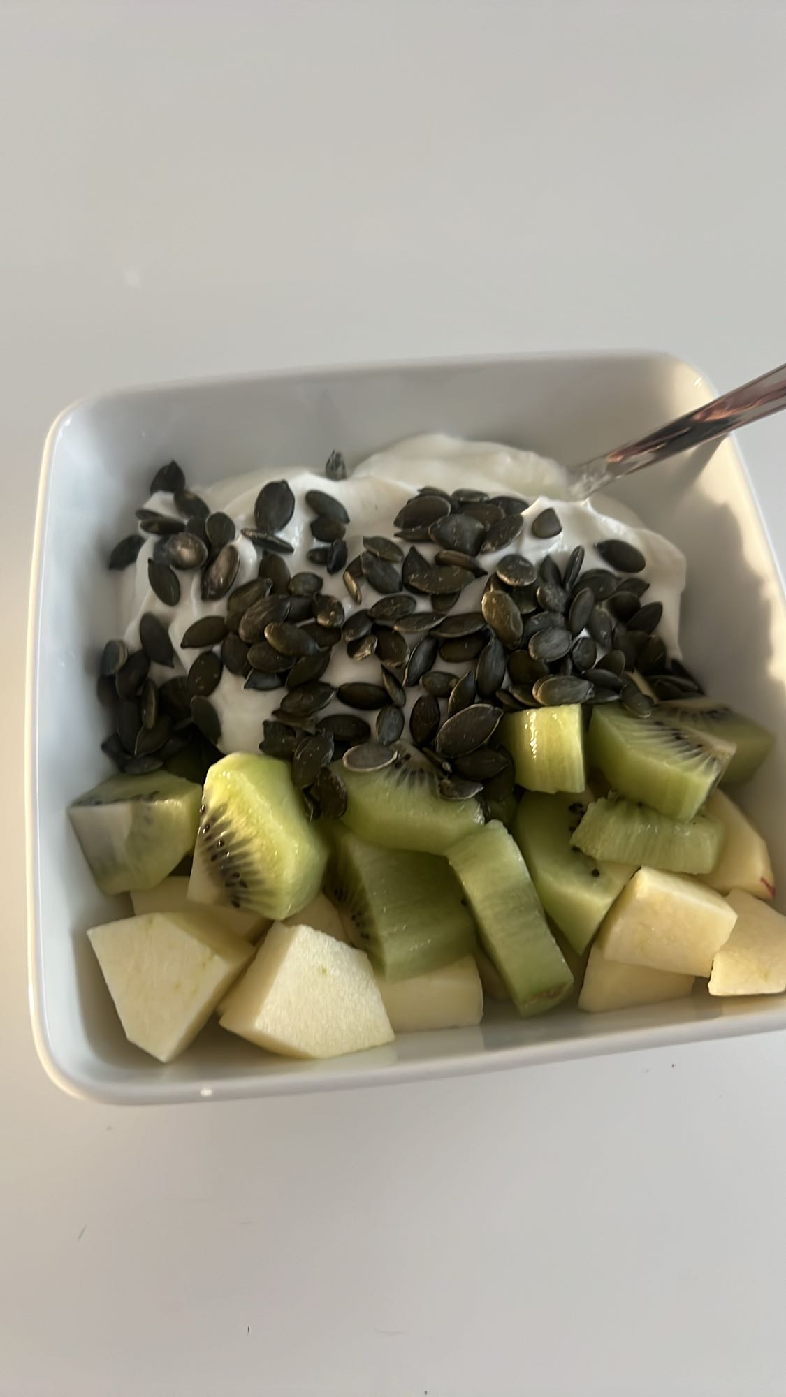Yoghurt met fruit en zaden