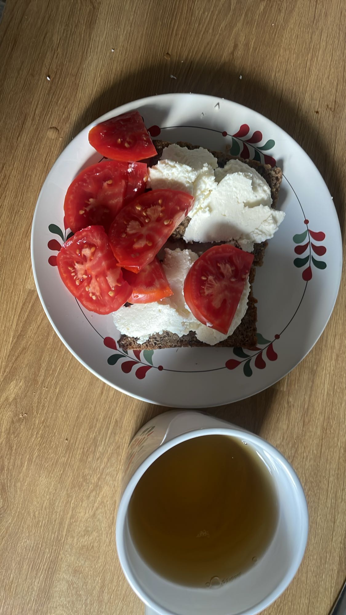 Kanapka z serem włoskim i pomidorem