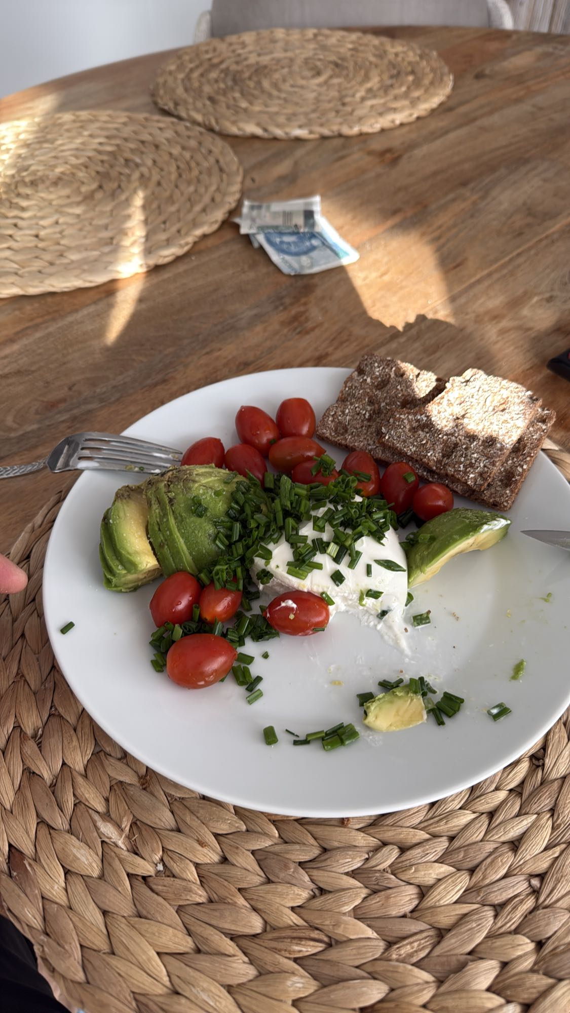 Talerz z awokado i twarogiem