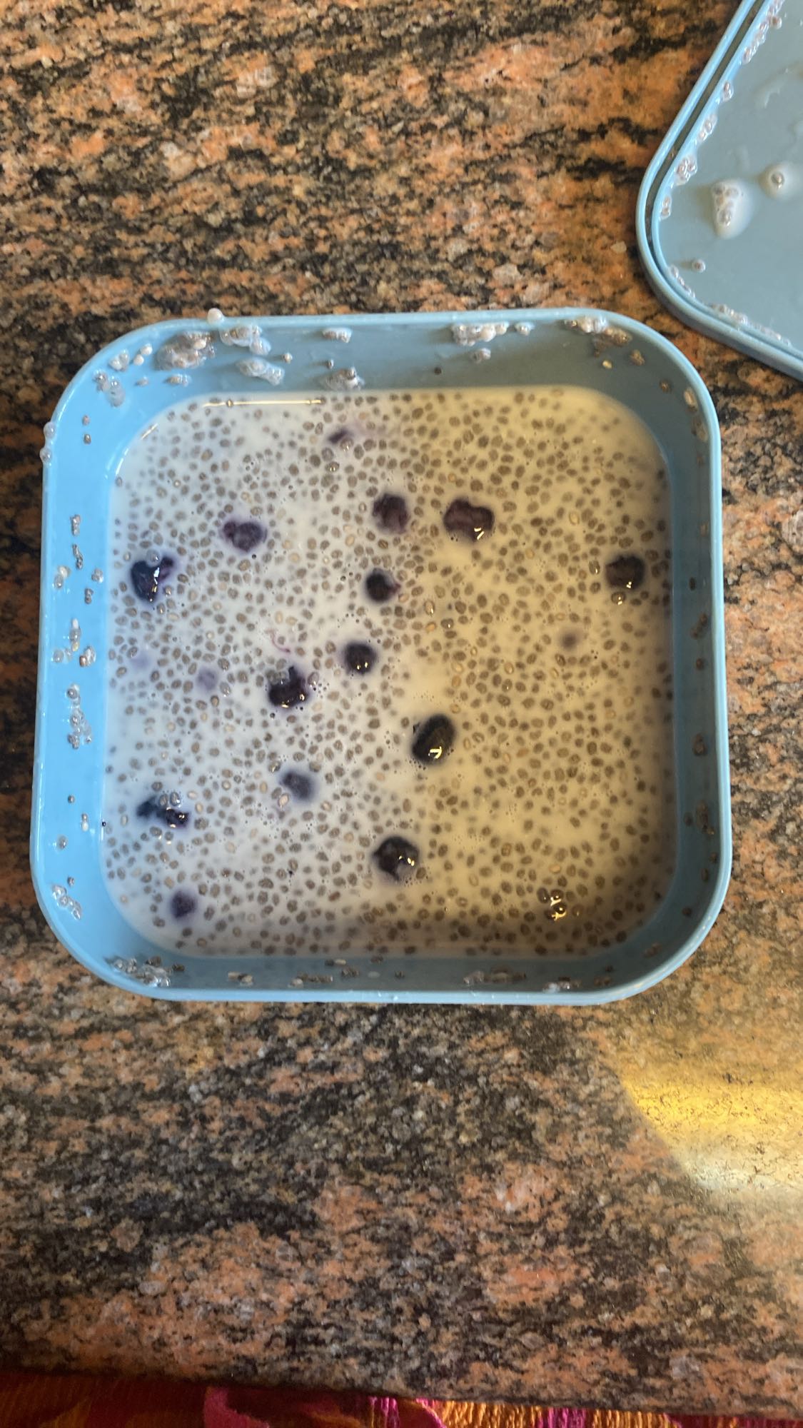 café solo, agua con chía y limón, y 3 nueces